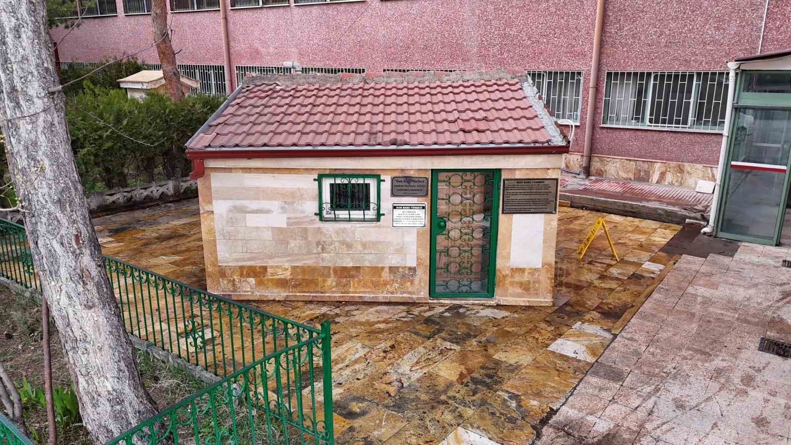 Hastane bahçesinde türbe, rivayetleriyle dikkat çekiyor
