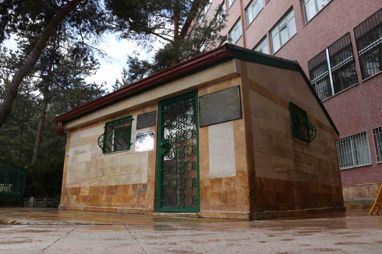 Hastane bahçesinde türbe, rivayetleriyle dikkat çekiyor
