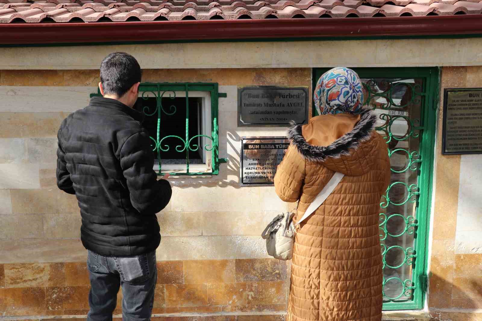 Hastane bahçesinde türbe, rivayetleriyle dikkat çekiyor
