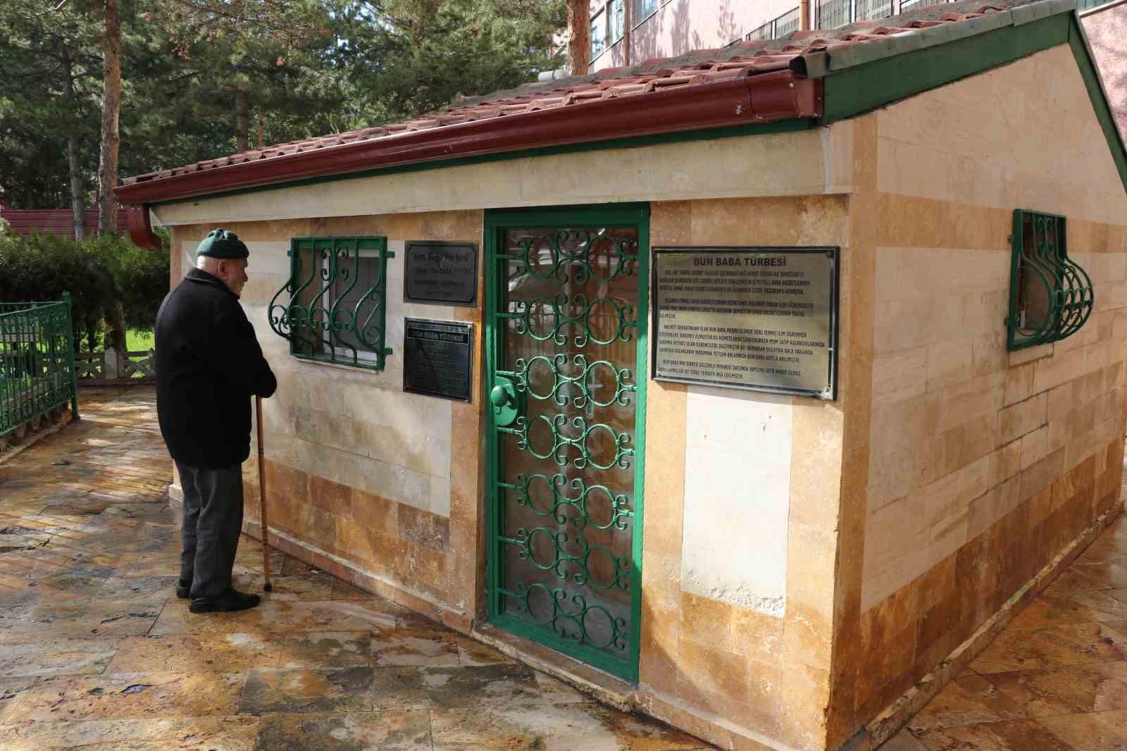 Hastane bahçesinde türbe, rivayetleriyle dikkat çekiyor
