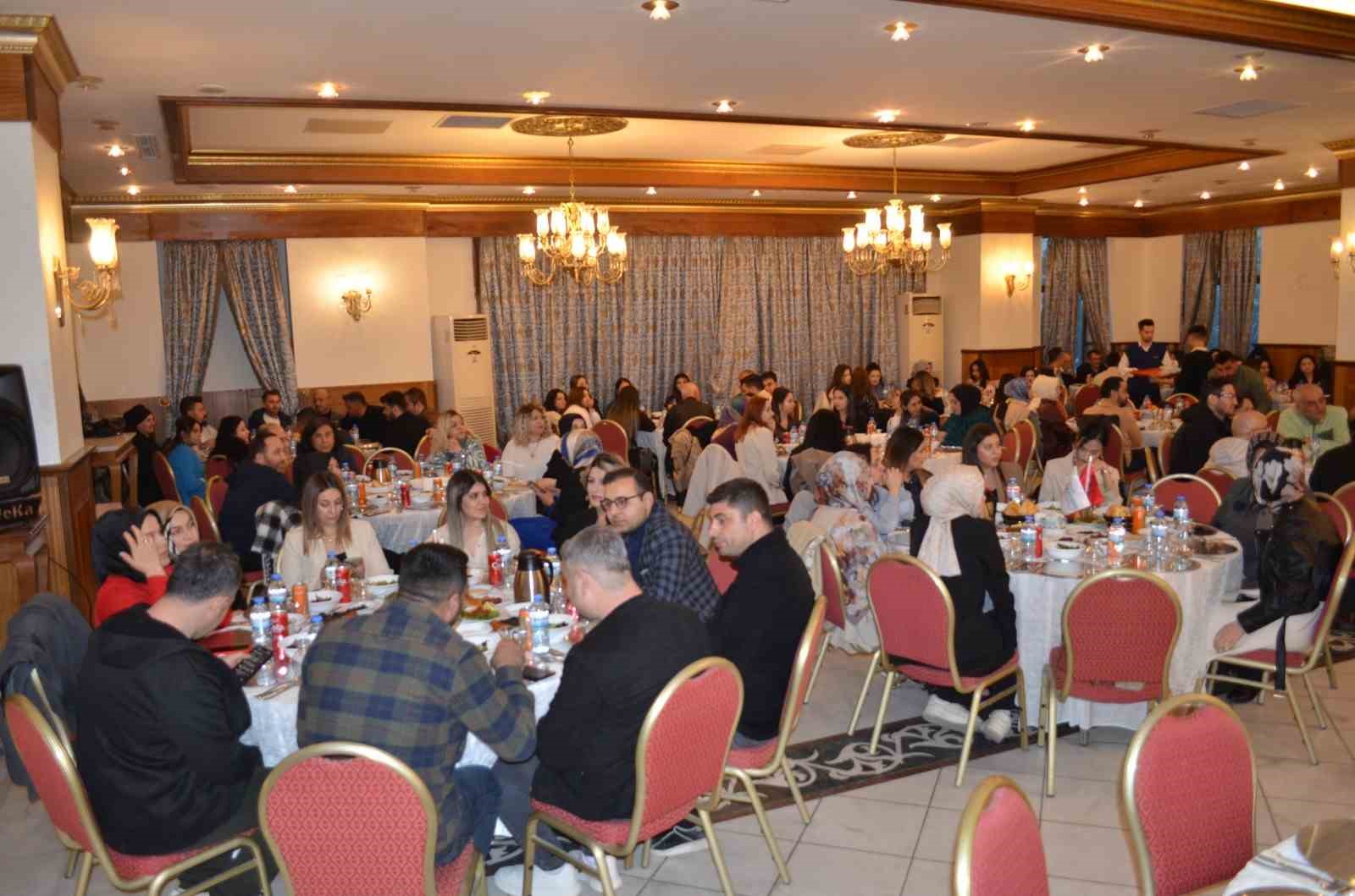 Hastane çalışanları iftar sofrasında buluştu

