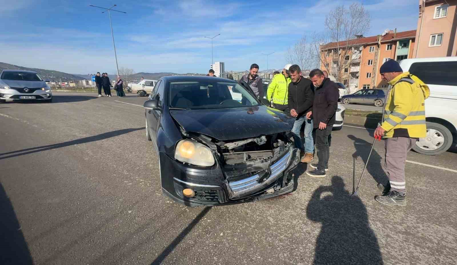 Hastane kavşağında yine kaza: Tofaş kağıt gibi katlandı
