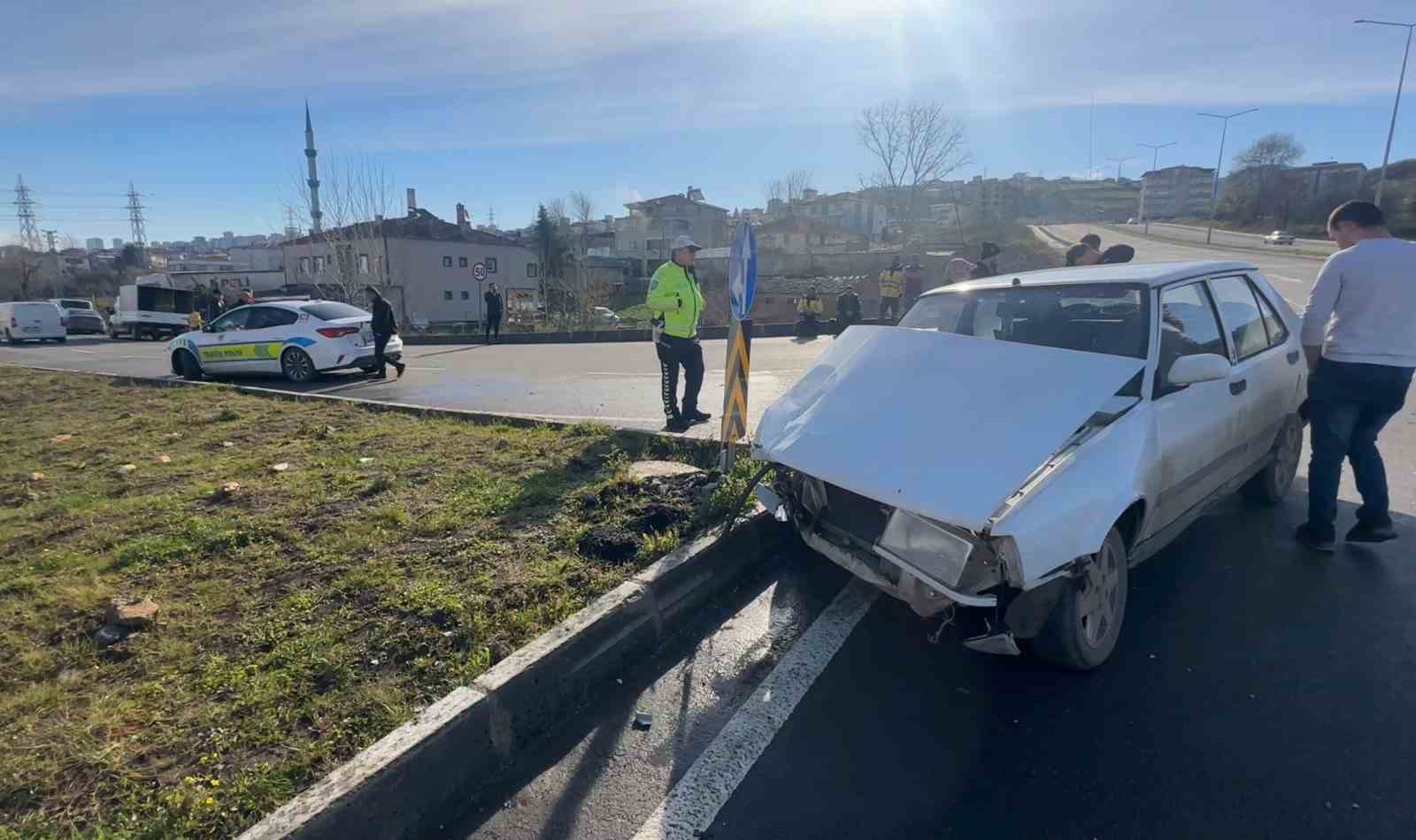 Hastane kavşağında yine kaza: Tofaş kağıt gibi katlandı
