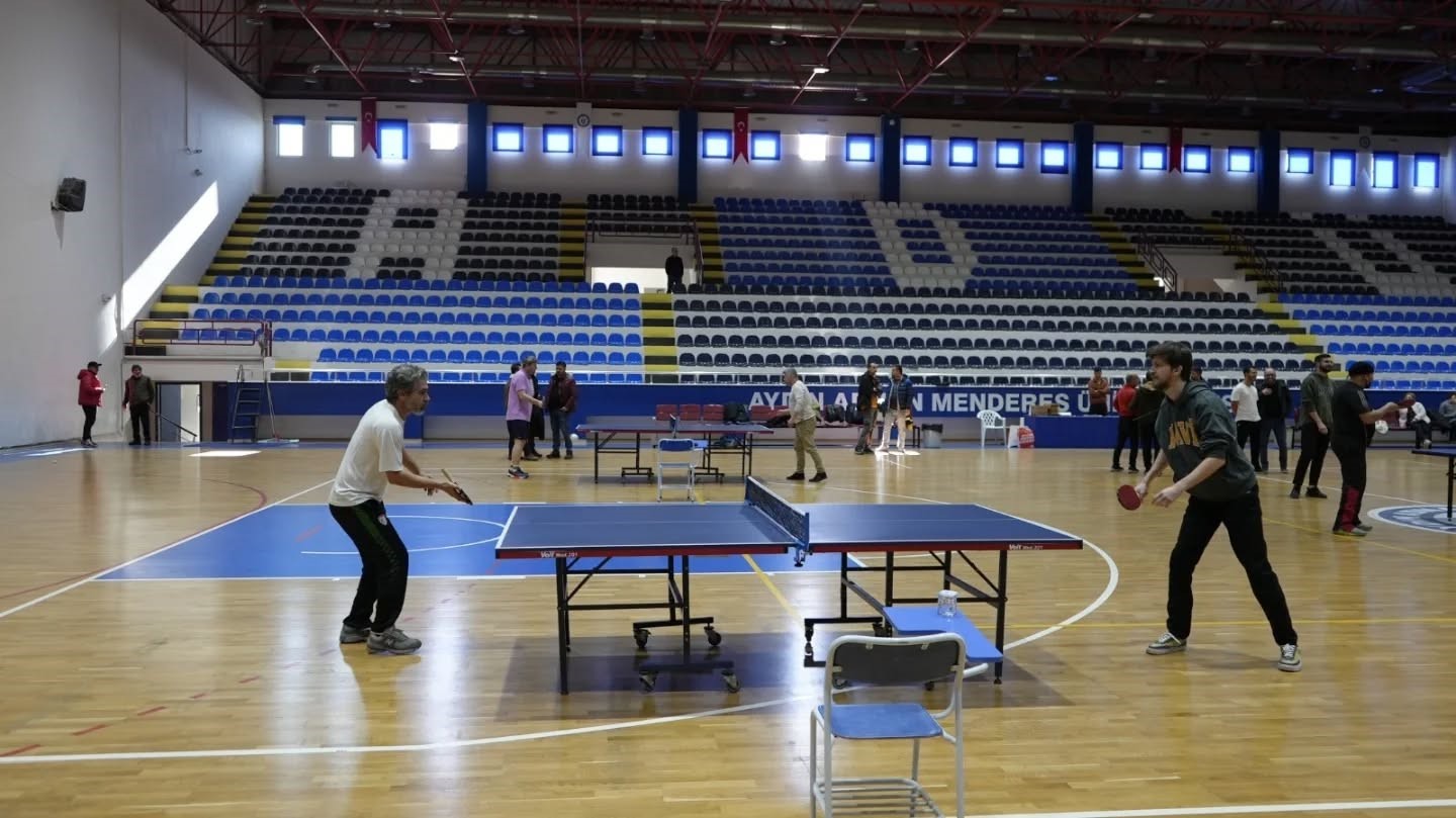 Hastane personeli masa tenisinde hünerlerini sergiledi
