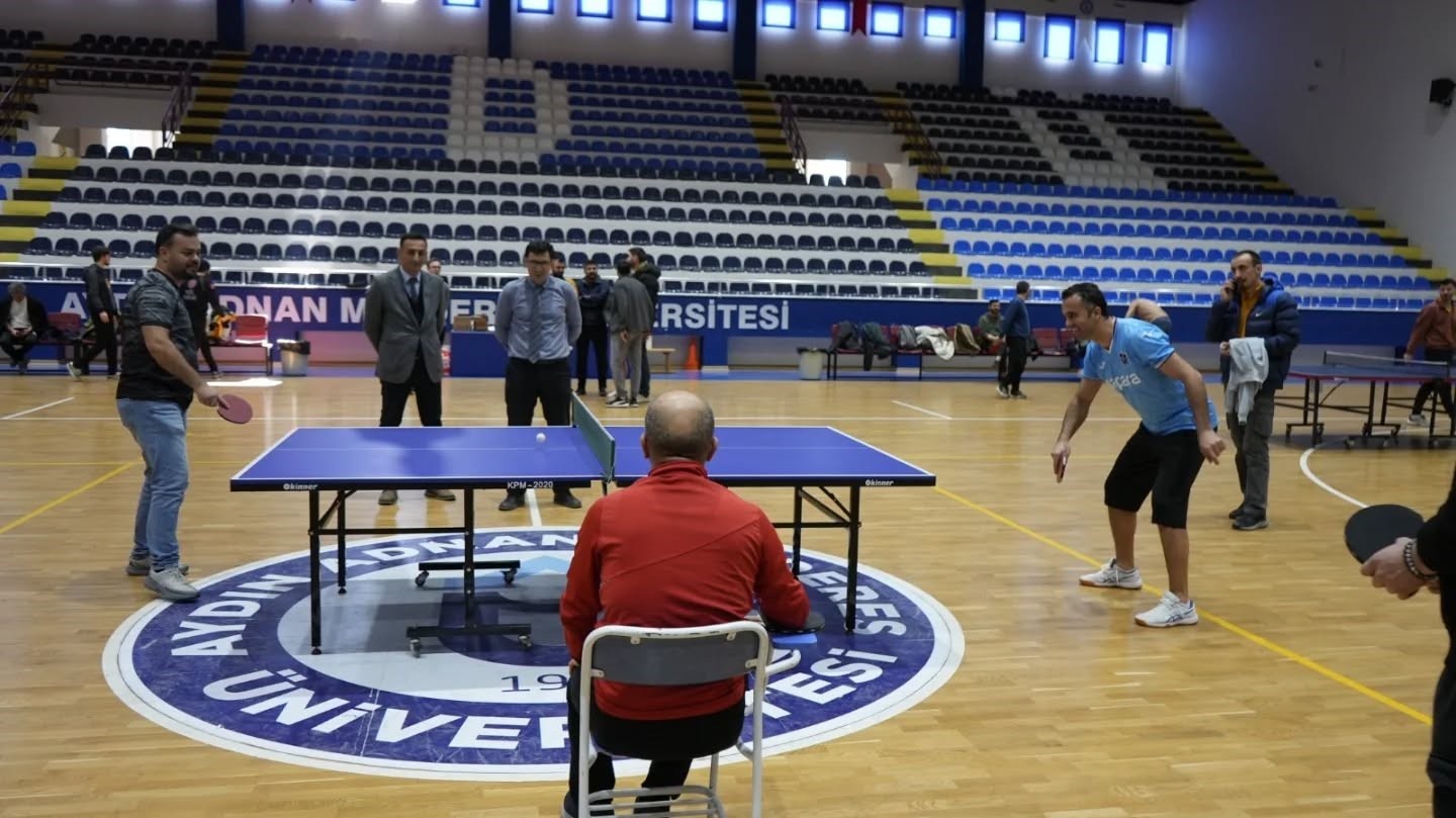 Hastane personeli masa tenisinde hünerlerini sergiledi
