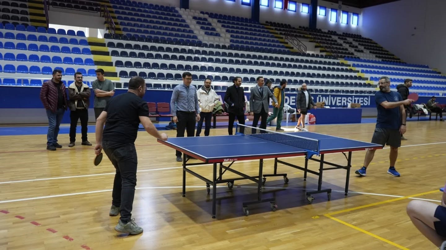 Hastane personeli masa tenisinde hünerlerini sergiledi
