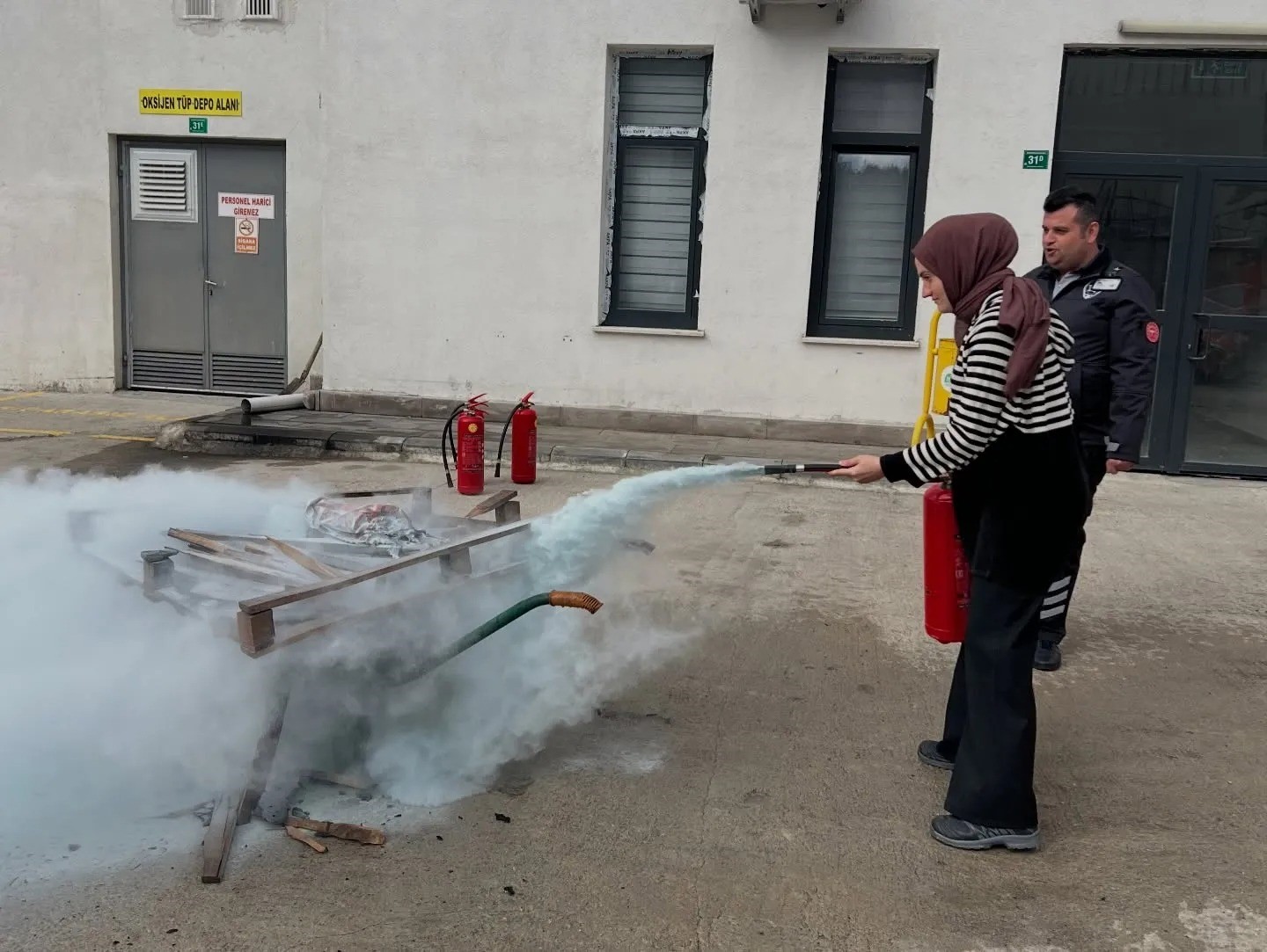 Hastane personeline yangına müdahale eğitimi
