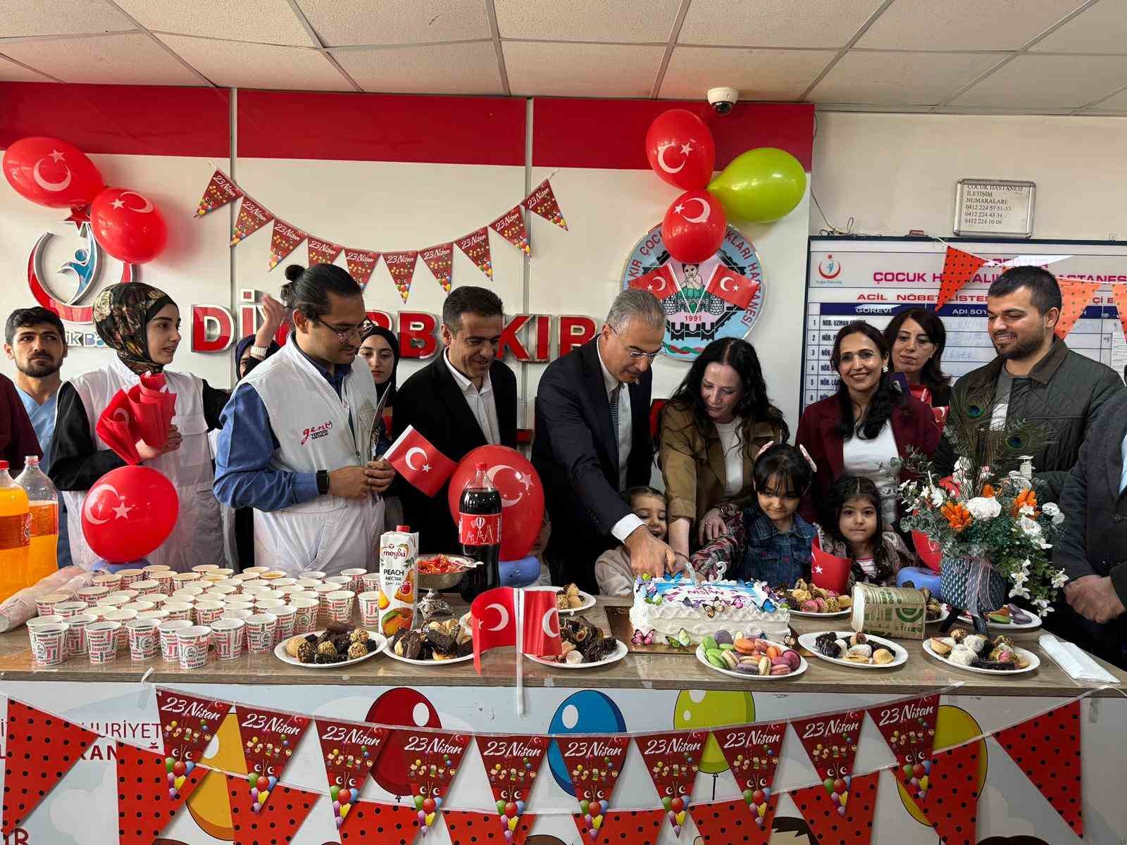 Hastanede 23 Nisan coşkusu: Minik hastalara sürpriz bayram etkinliği
