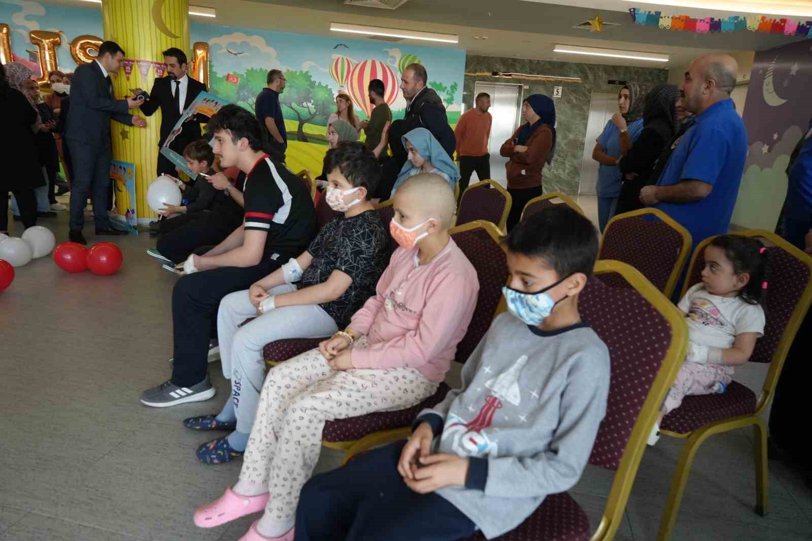 Hastanede 23 Nisan sevinci: Minik kahramanların yüzü güldü
