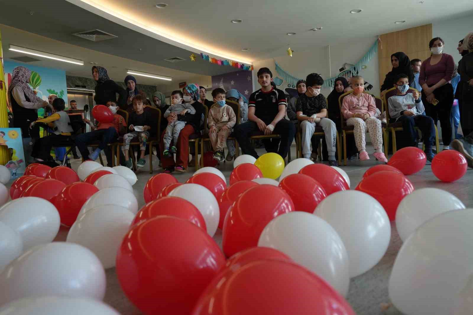 Hastanede 23 Nisan sevinci: Minik kahramanların yüzü güldü
