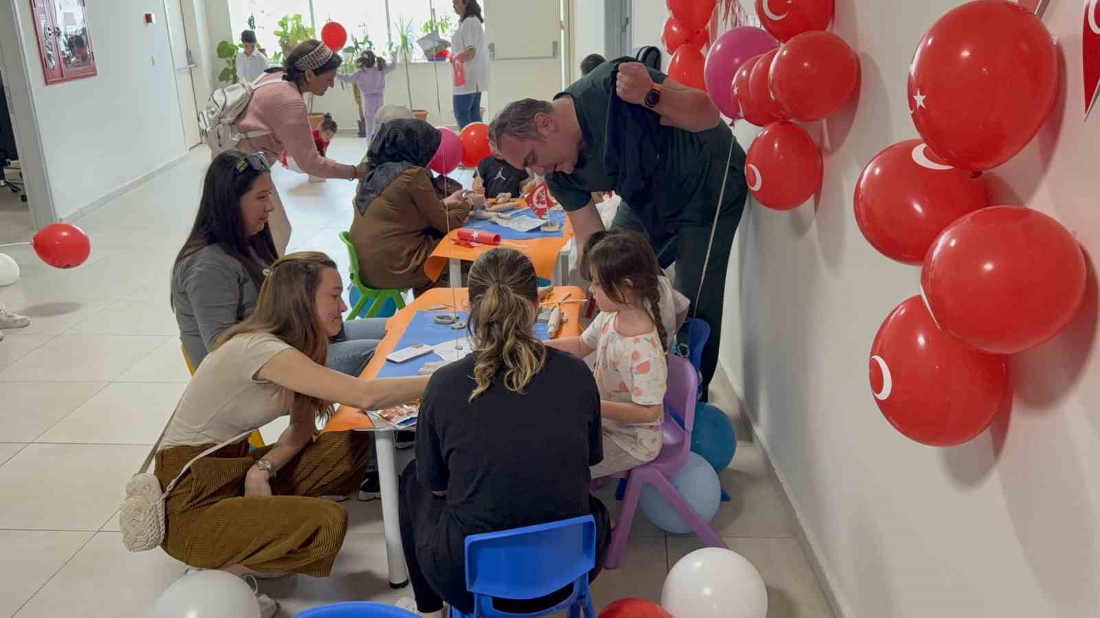 Hastanede tedavi gören çocuklara 23 Nisan sürprizi
