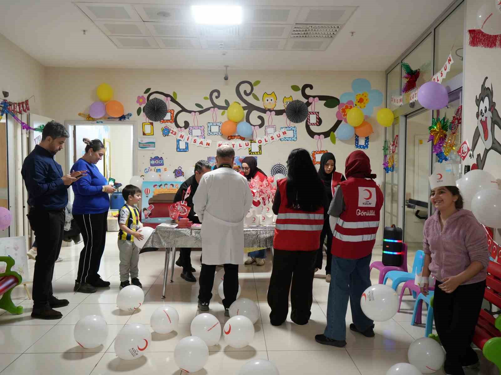 Hastanede tedavi gören çocuklara 23 Nisan sürprizi
