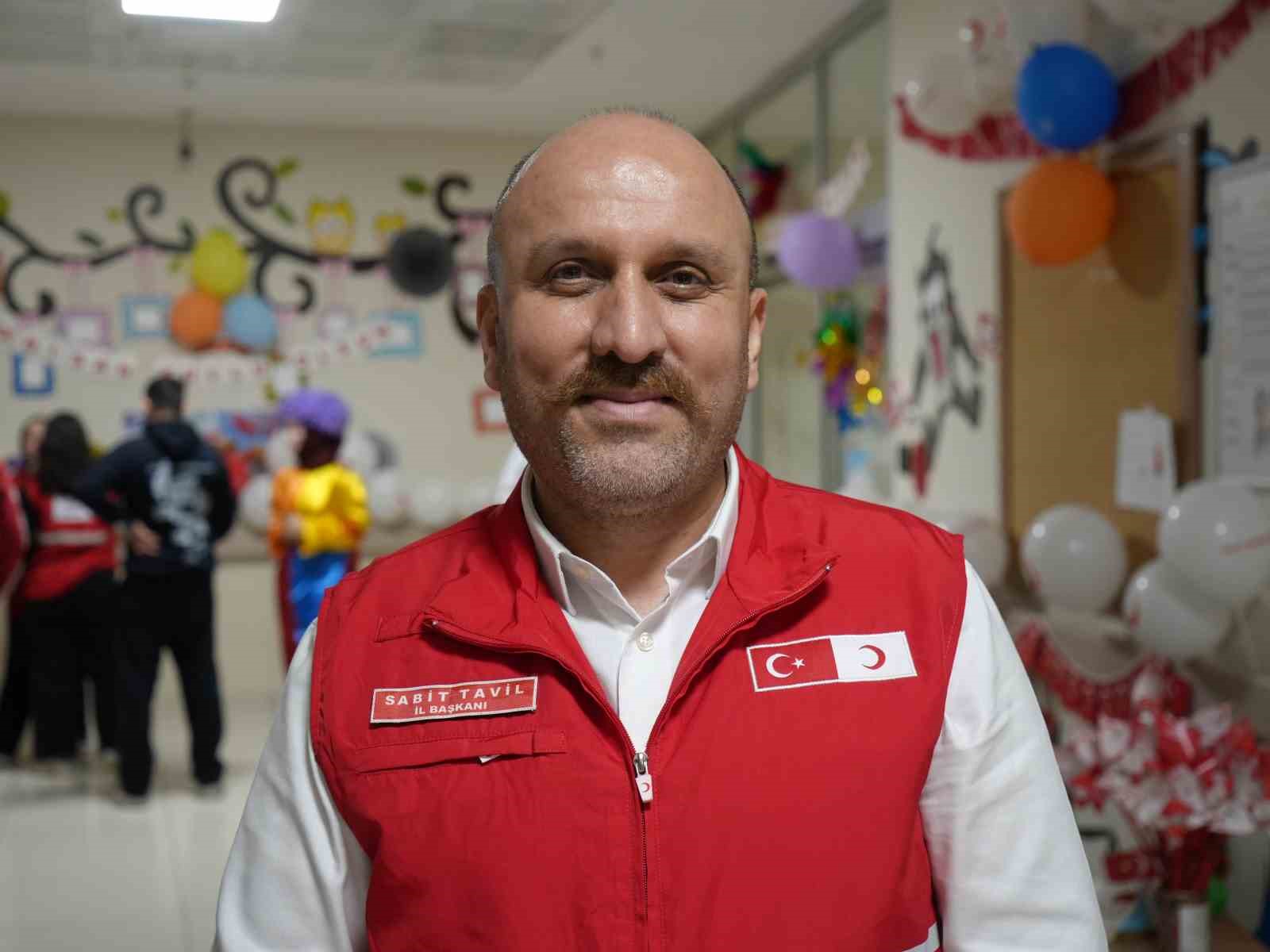 Hastanede tedavi gören çocuklara 23 Nisan sürprizi
