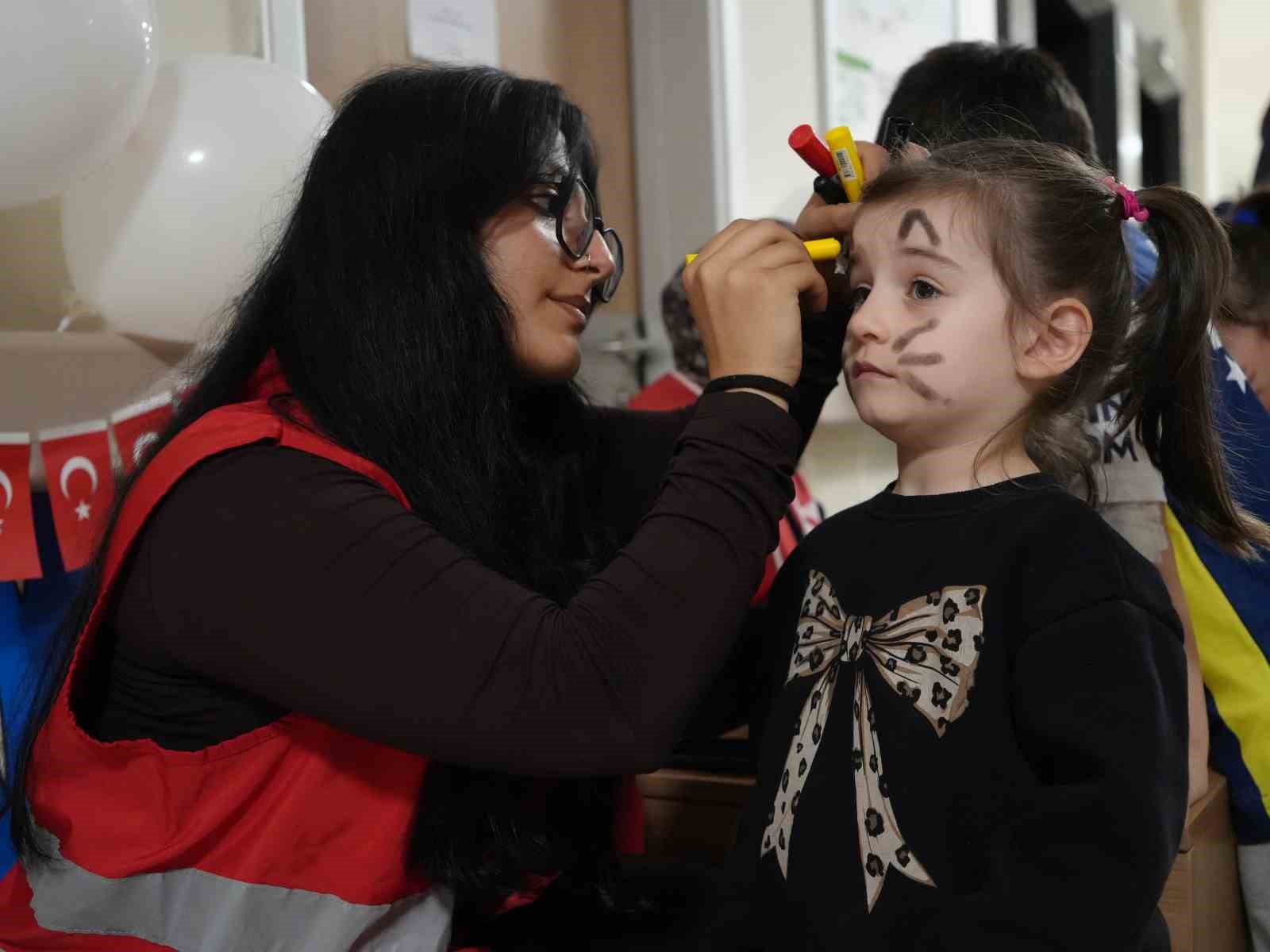 Hastanede tedavi gören çocuklara 23 Nisan sürprizi
