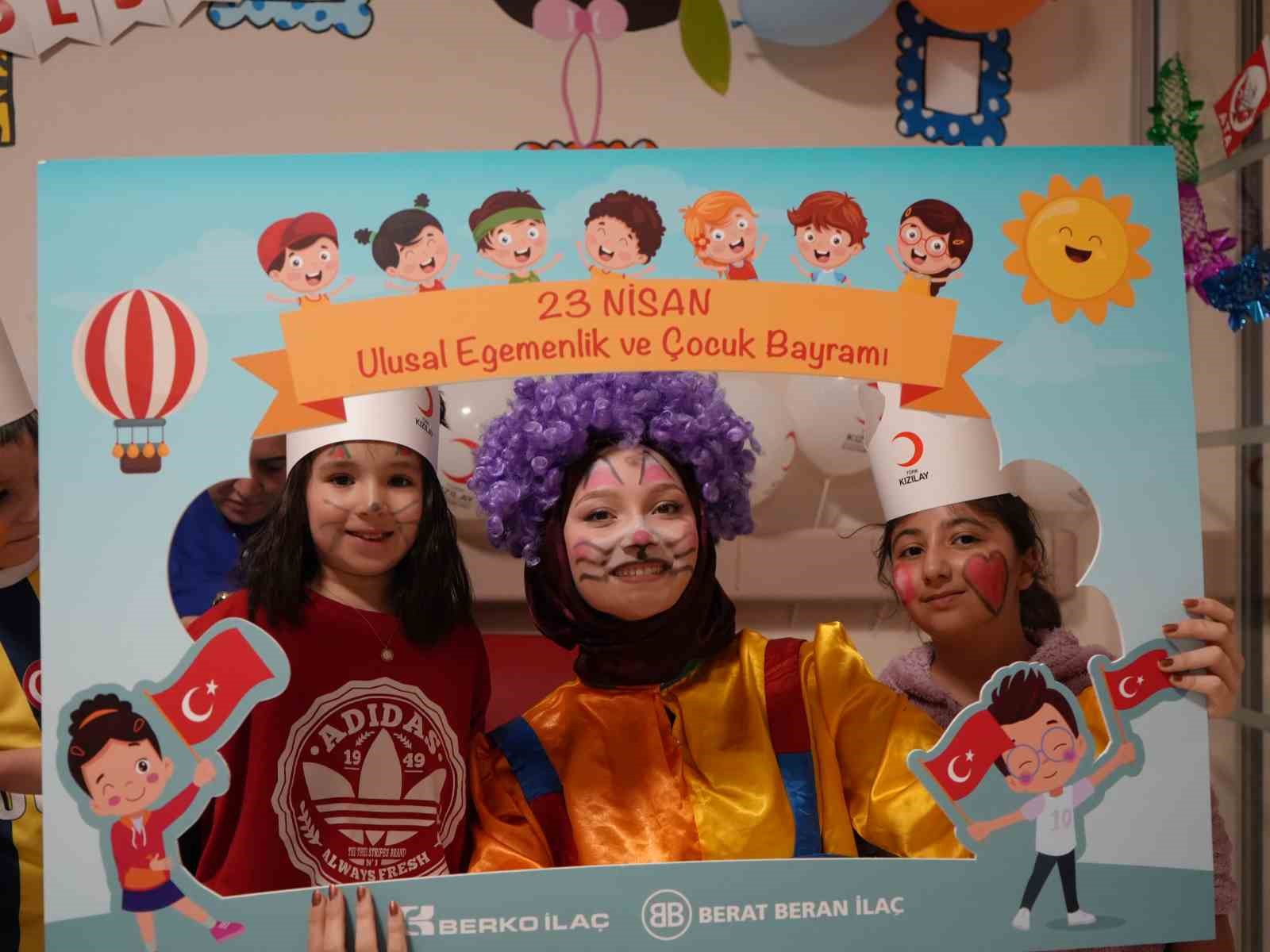 Hastanede tedavi gören çocuklara 23 Nisan sürprizi
