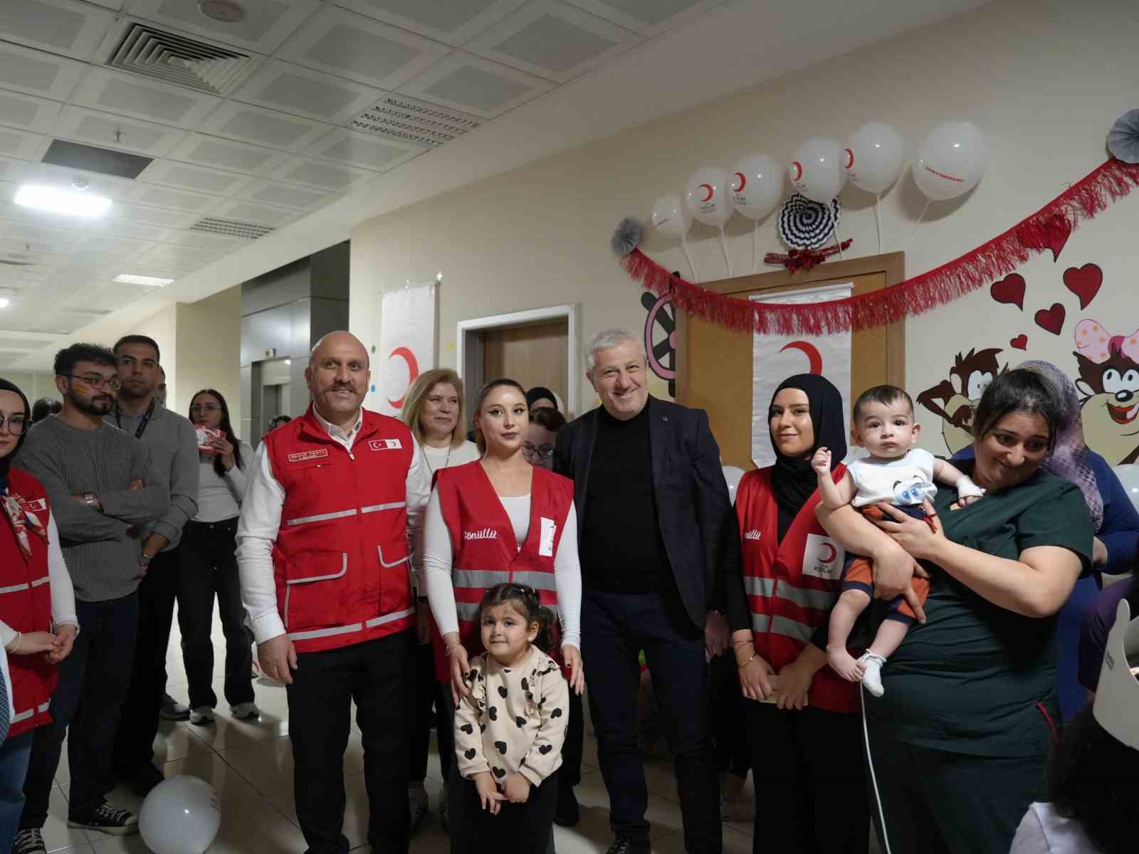 Hastanede tedavi gören çocuklara 23 Nisan sürprizi
