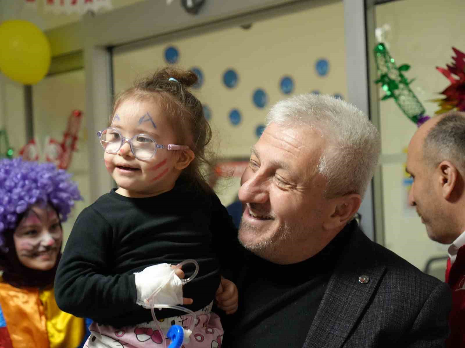 Hastanede tedavi gören çocuklara 23 Nisan sürprizi
