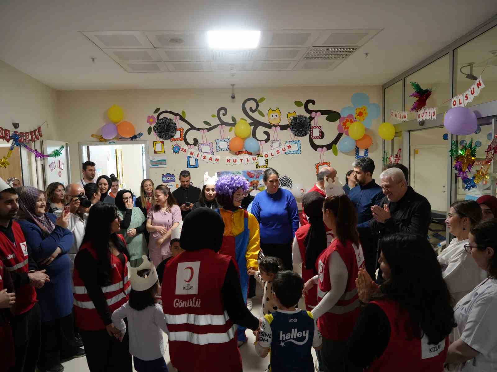 Hastanede tedavi gören çocuklara 23 Nisan sürprizi
