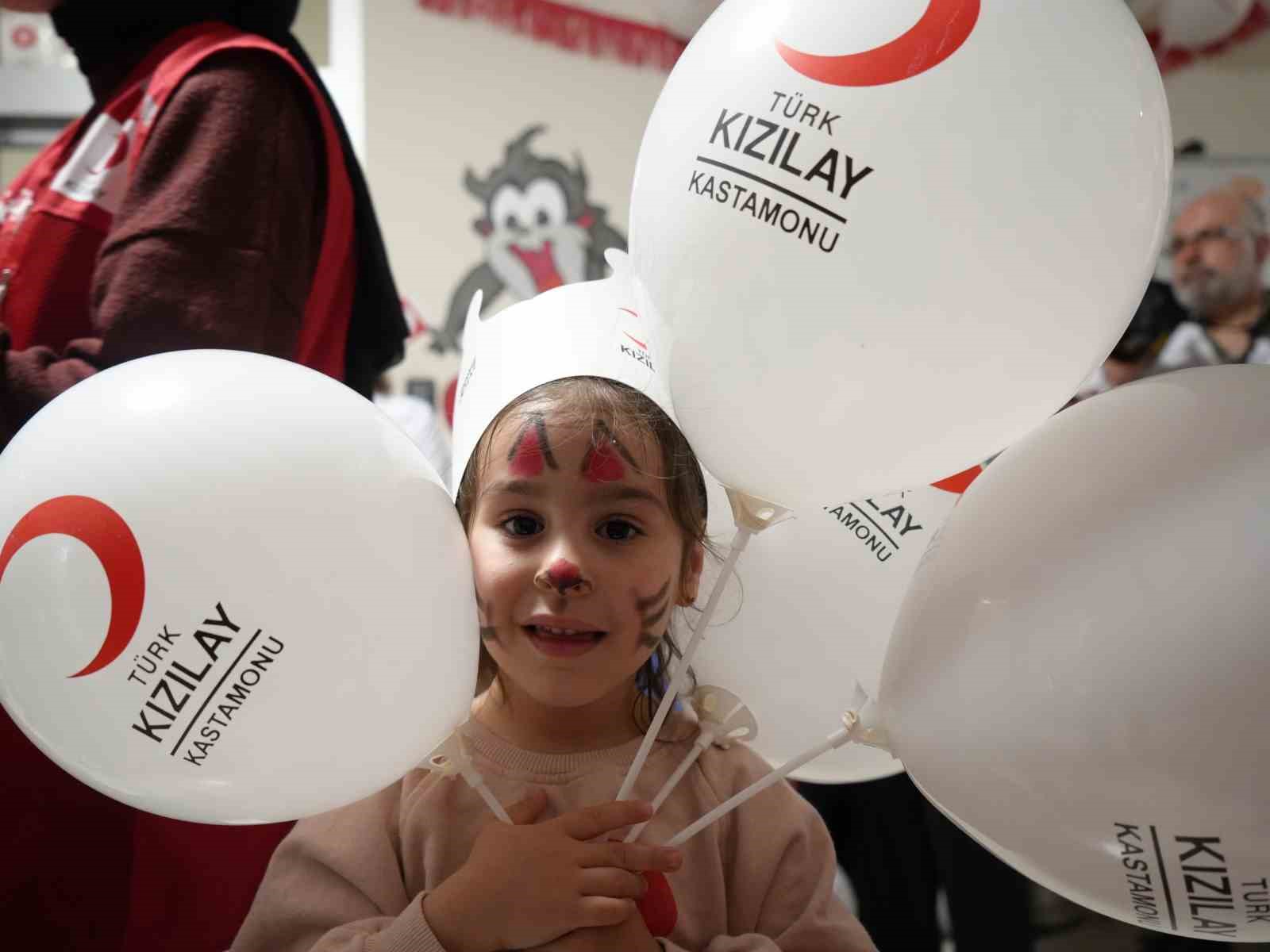 Hastanede tedavi gören çocuklara 23 Nisan sürprizi
