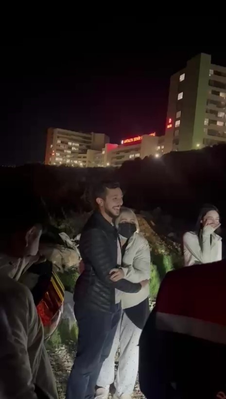 Hastanede tedavi gören kanser hastası kadına arkadaşlarından 8 Mart sürprizi
