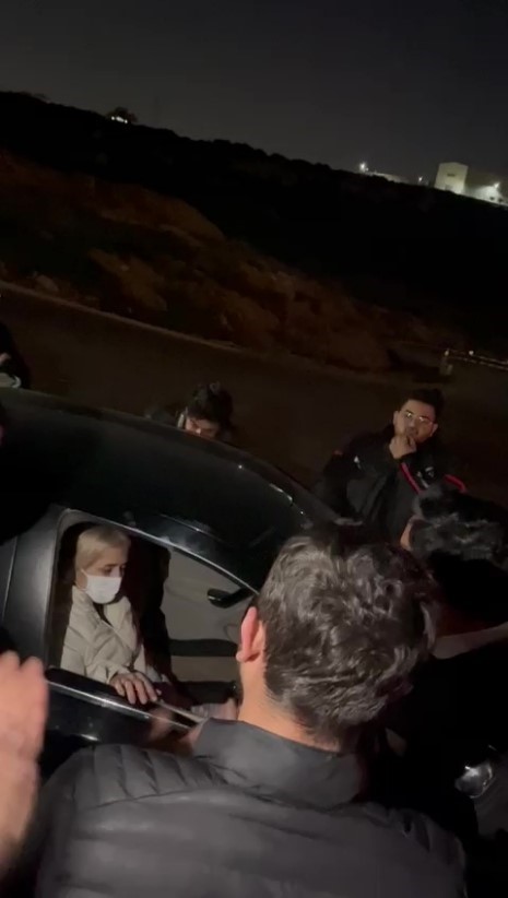 Hastanede tedavi gören kanser hastası kadına arkadaşlarından 8 Mart sürprizi
