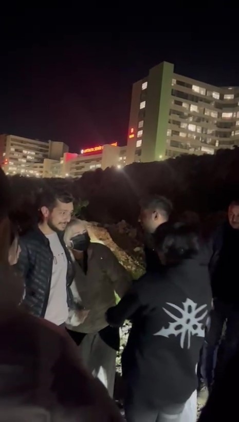 Hastanede tedavi gören kanser hastası kadına arkadaşlarından 8 Mart sürprizi
