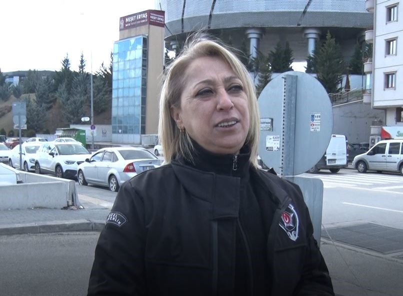 Hastanede uyuyan çocuğun üzerini örten güvenlik görevlisi yürekleri ısıttı
