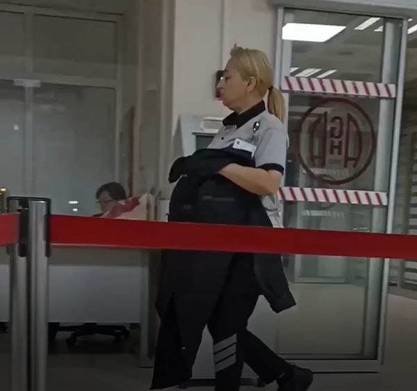 Hastanede uyuyan çocuğun üzerini örten güvenlik görevlisi yürekleri ısıttı
