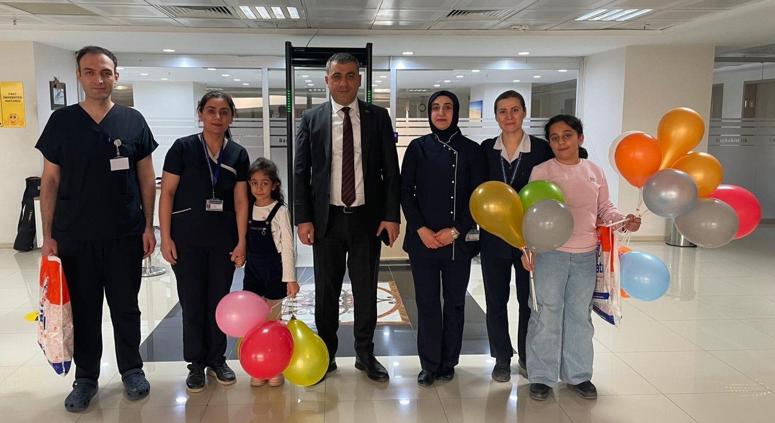 Hastanede yatan çocuklar, karne heyecanı yaşadı
