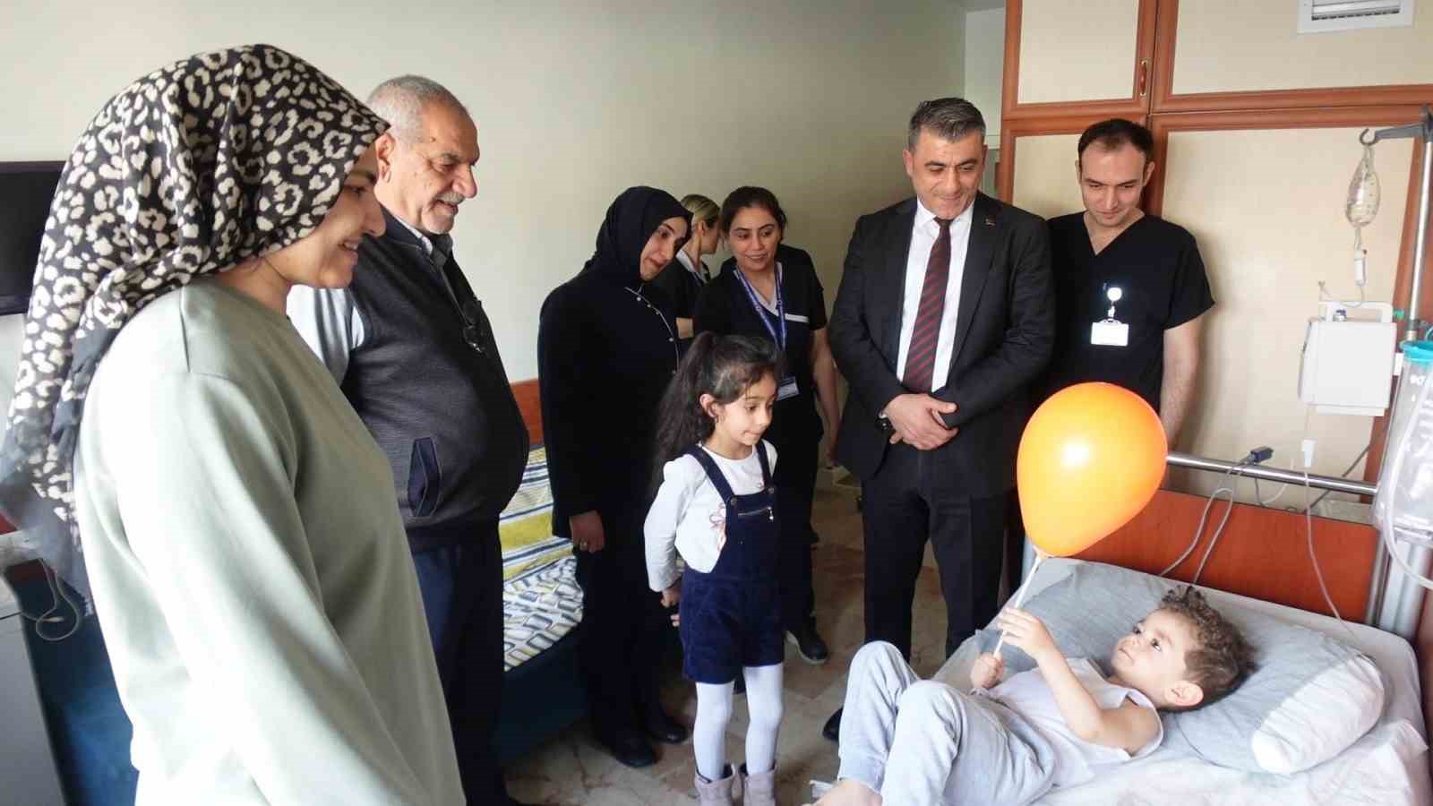 Hastanede yatan çocuklar, karne heyecanı yaşadı
