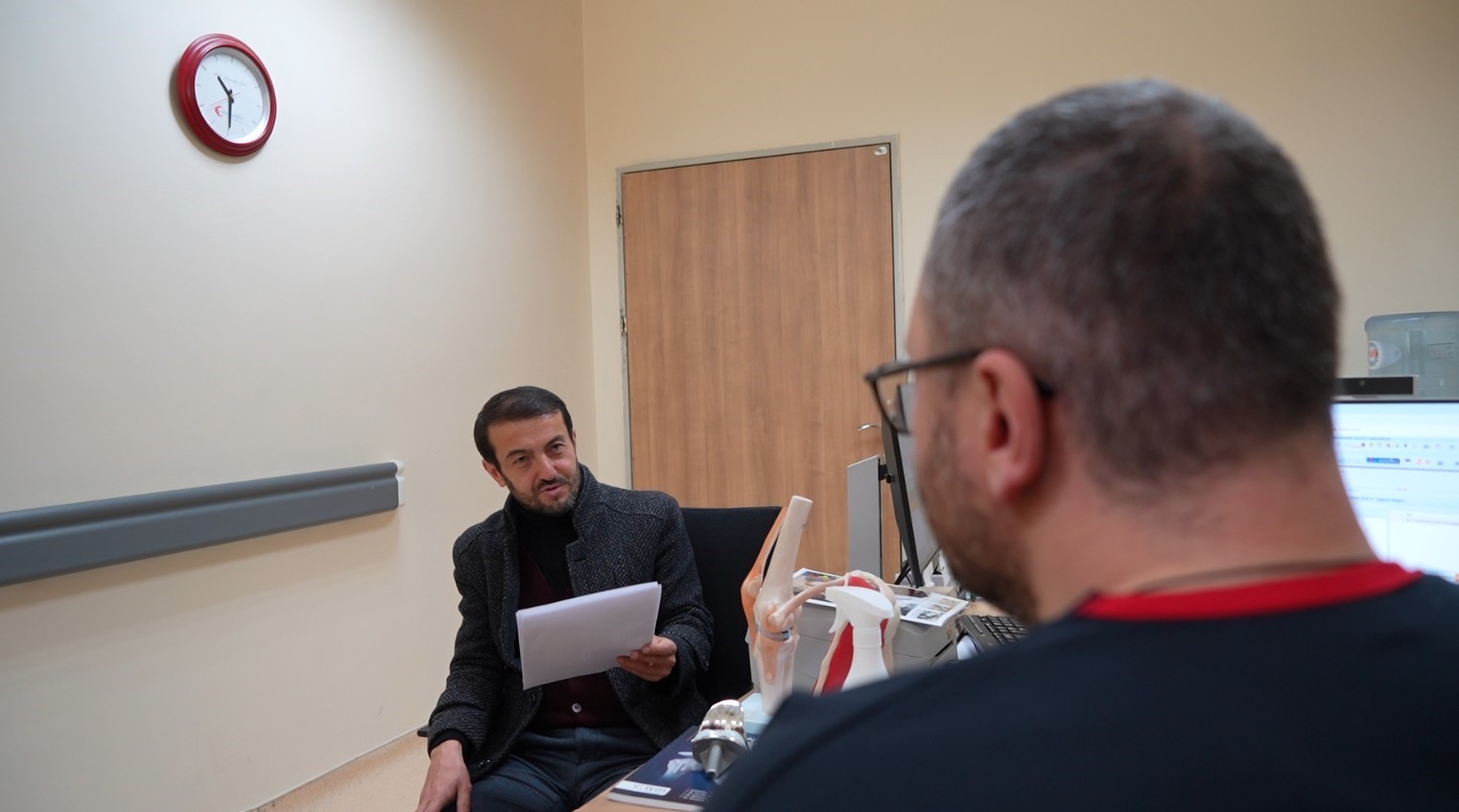 Hastaneden randevu alamayınca doktora taşlama şiir yazdı
