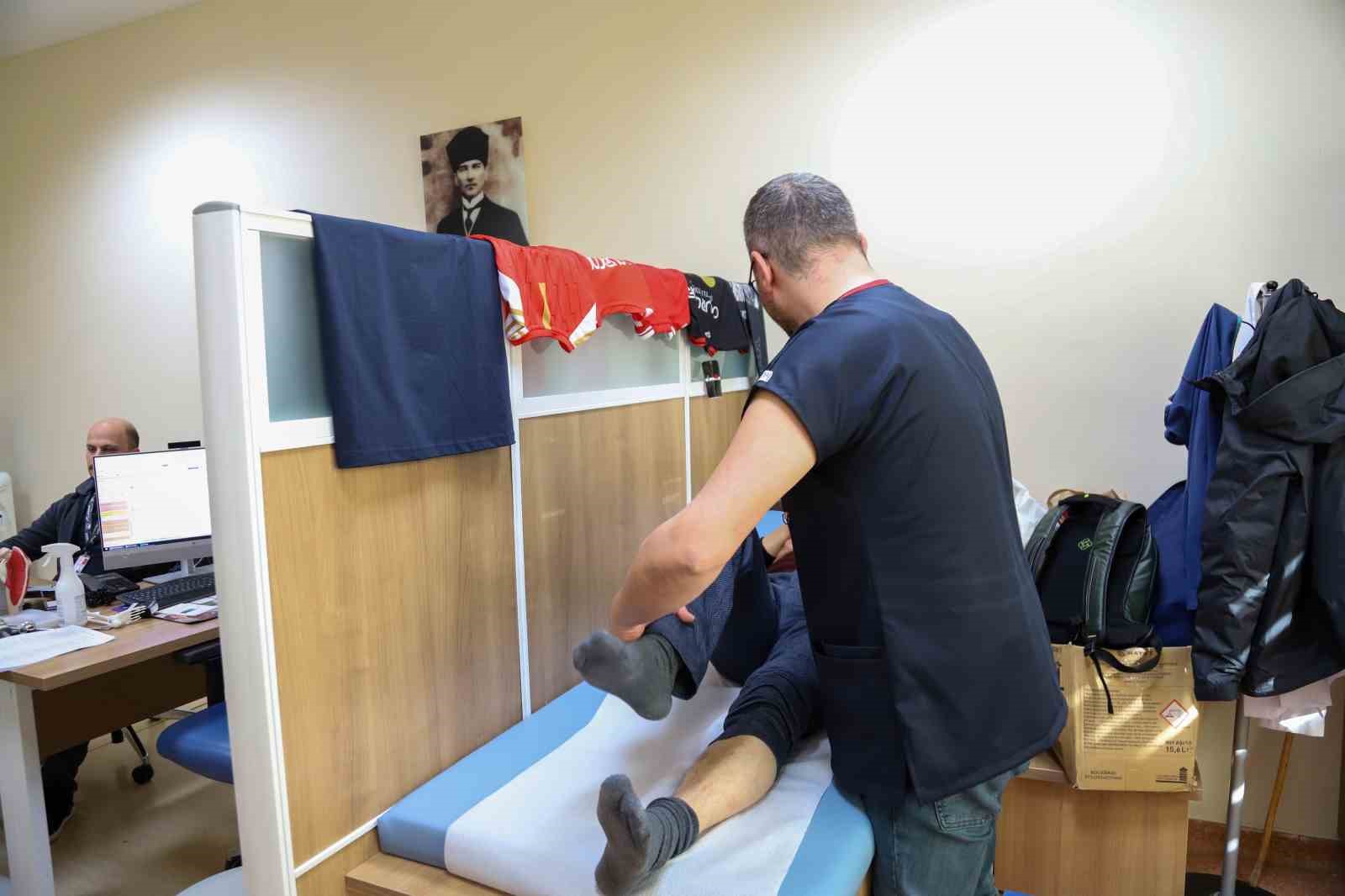 Hastaneden randevu alamayınca doktora taşlama şiir yazdı
