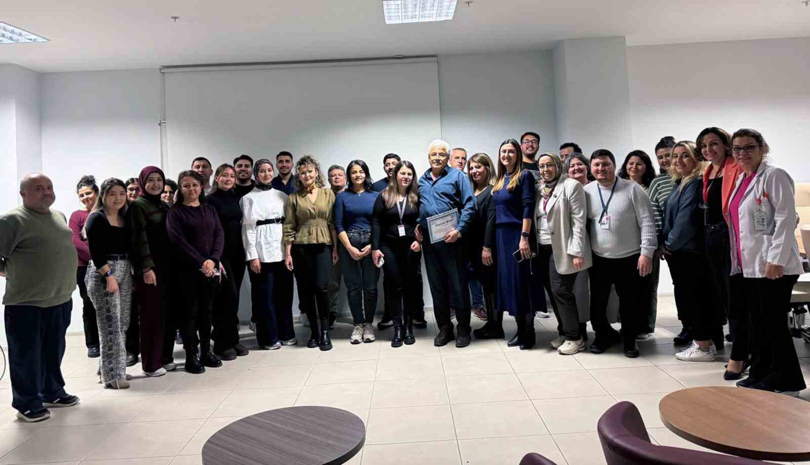 Hastanenin 40 yıllık emektarı için veda töreni
