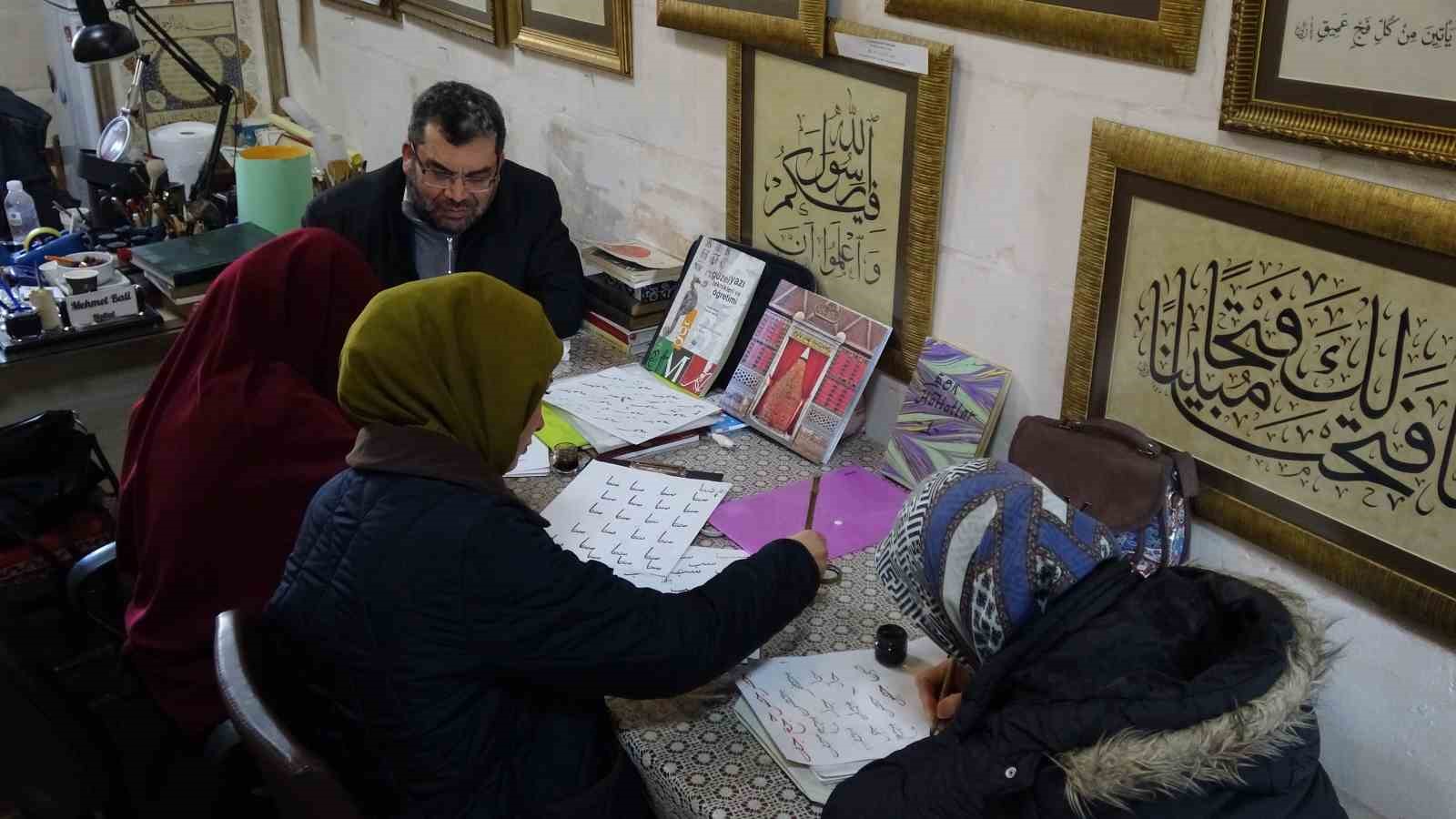 Hat sanatçısı yeni öğrenciler yetiştiriyor
