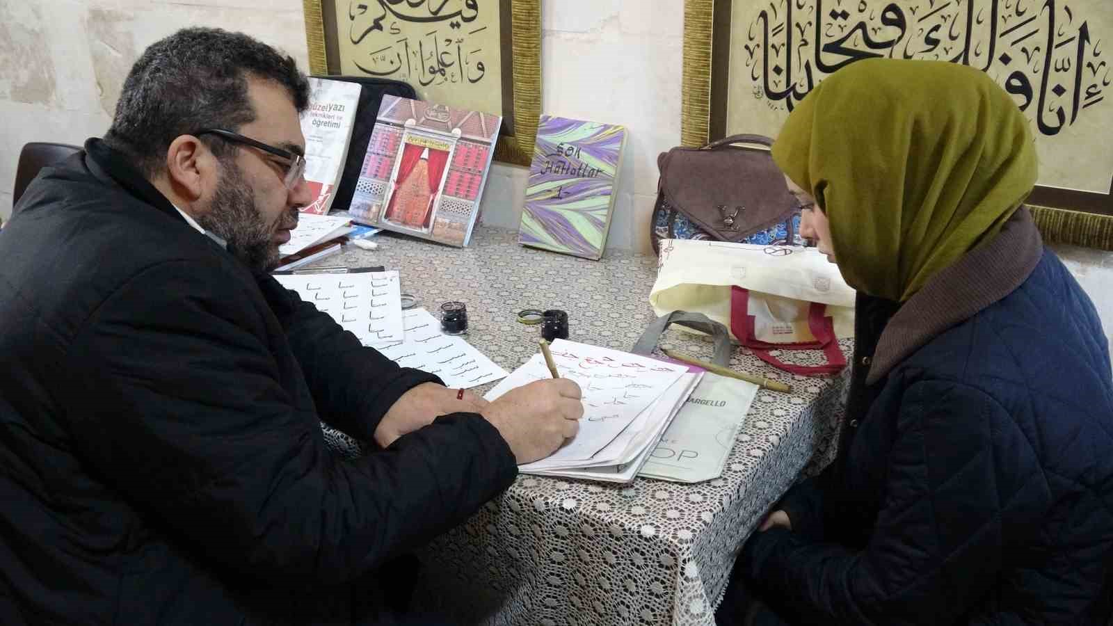 Hat sanatçısı yeni öğrenciler yetiştiriyor
