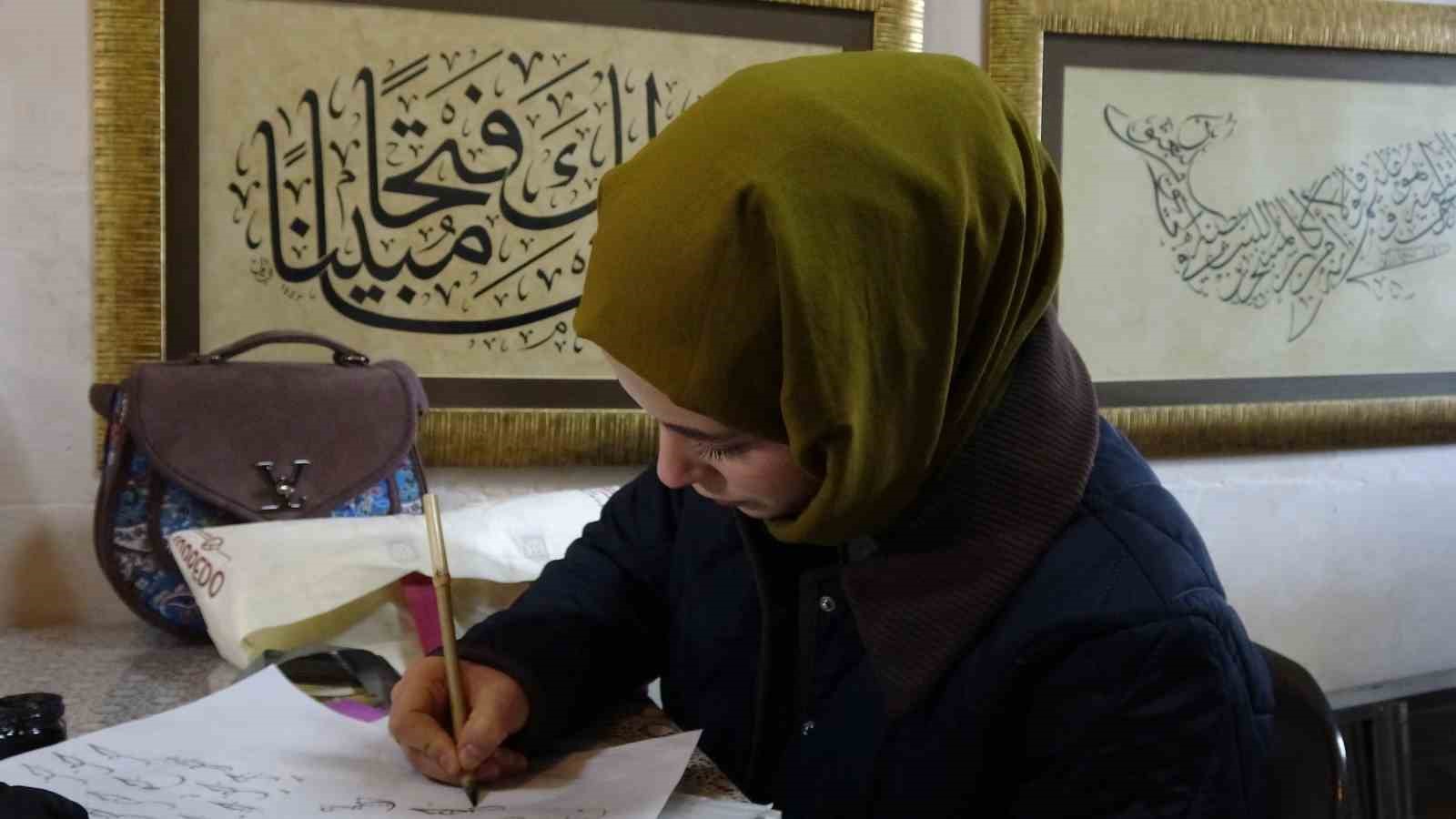 Hat sanatçısı yeni öğrenciler yetiştiriyor
