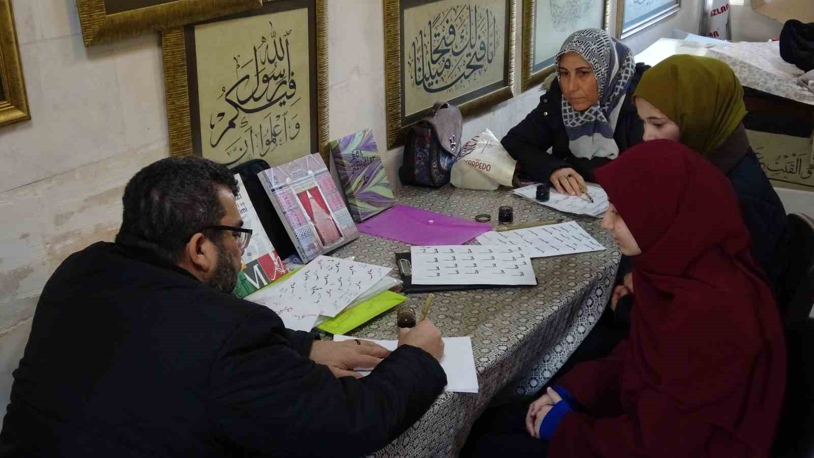 Hat sanatçısı yeni öğrenciler yetiştiriyor
