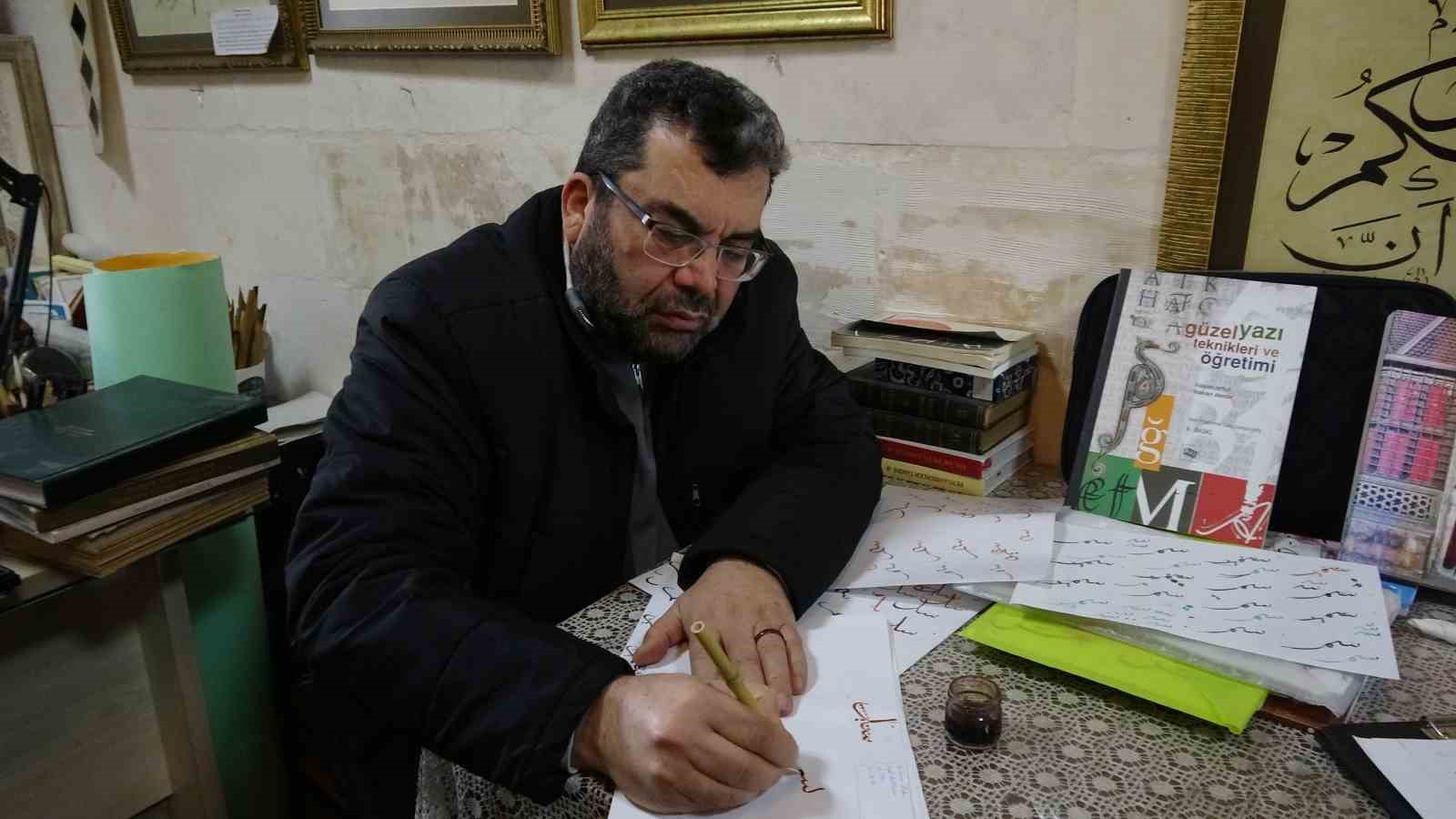 Hat sanatçısı yeni öğrenciler yetiştiriyor
