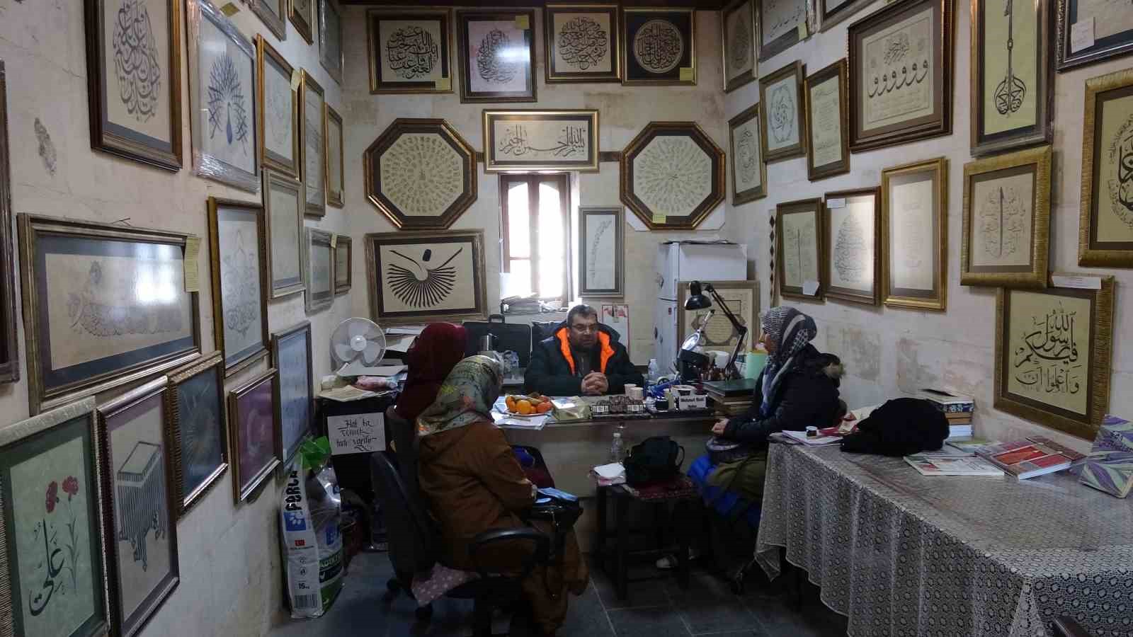 Hat sanatçısı yeni öğrenciler yetiştiriyor
