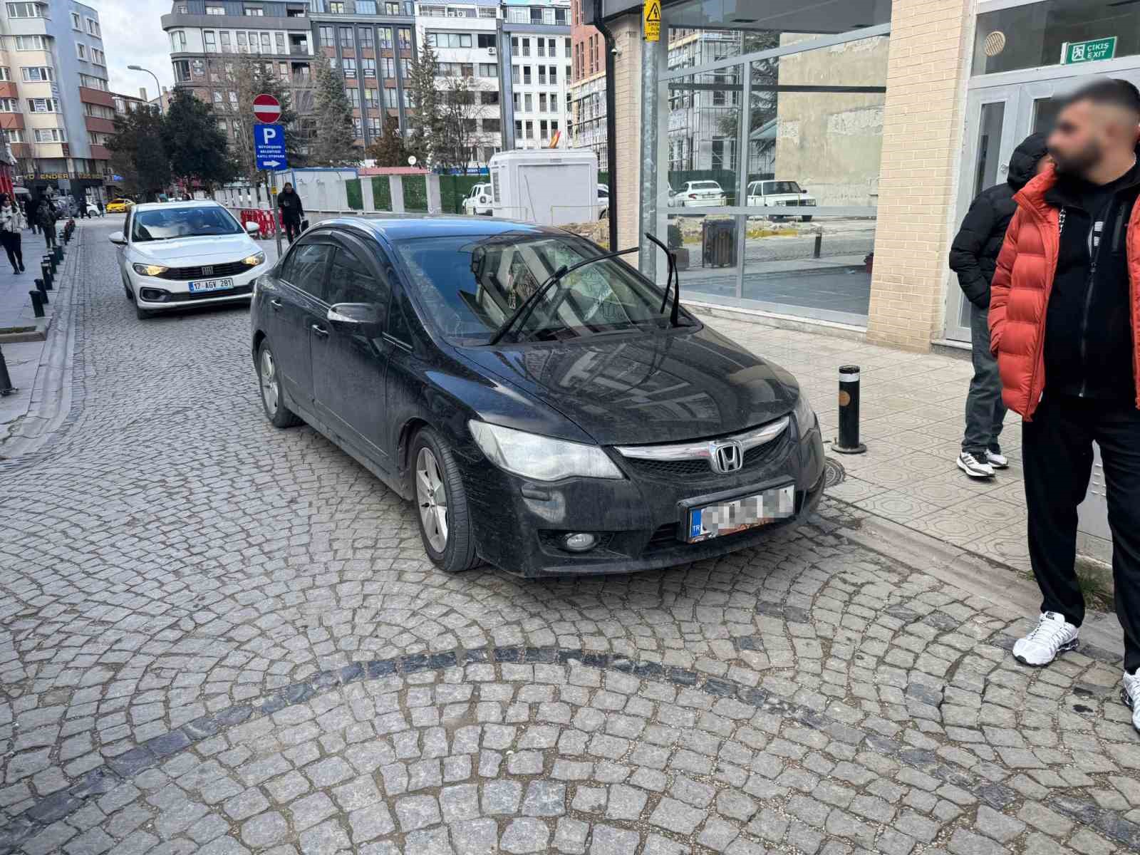 Hatalı park trafiği kilitledi
