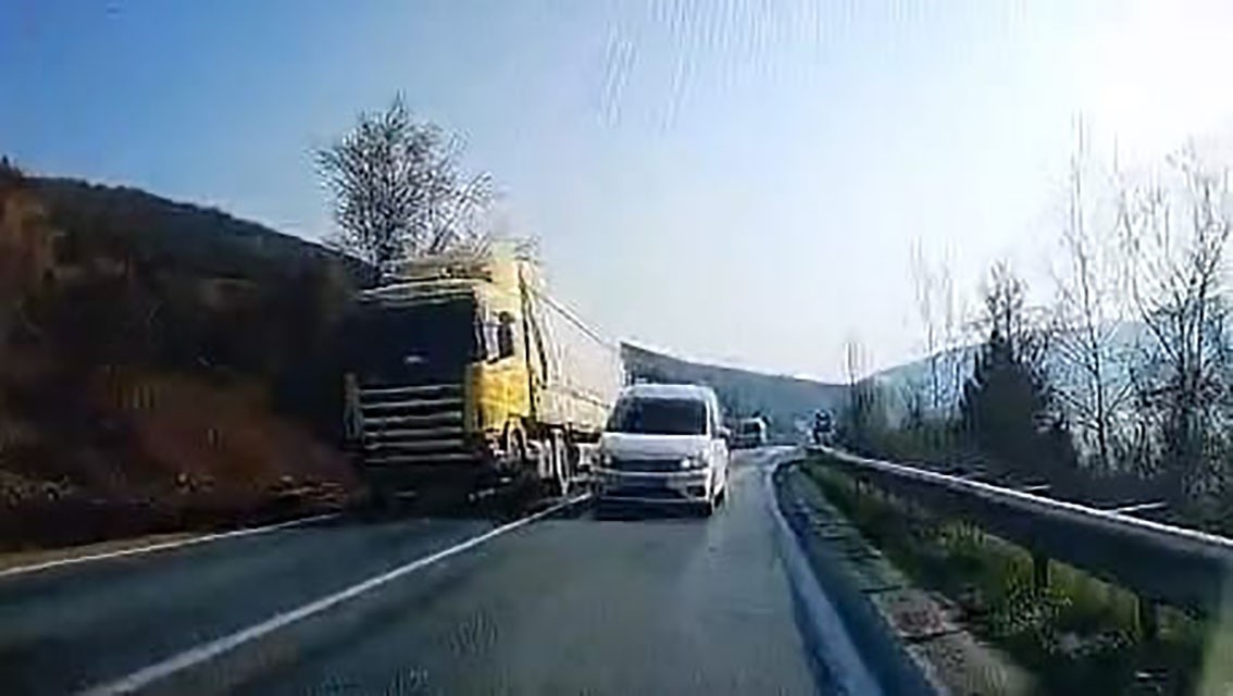 Hatalı sollama yaptı, facia böyle teğet geçti
