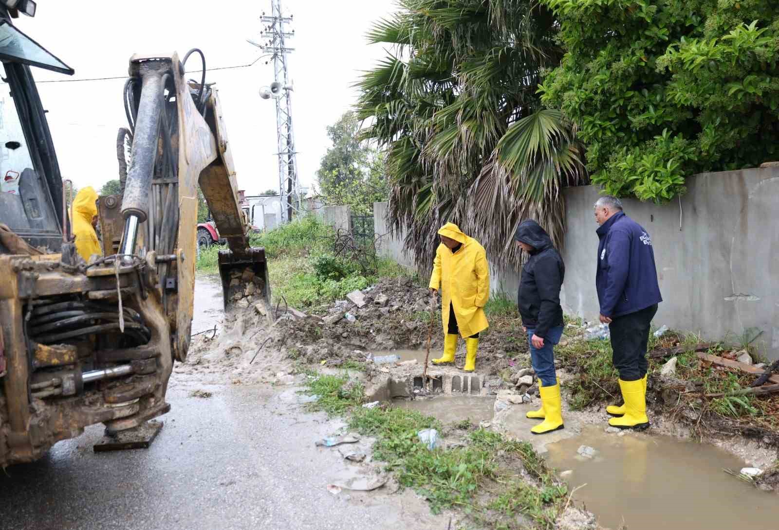 Hatay Büyükşehir Belediyesi ekipleri, 110 noktaya müdahale ederek 32 vatandaşı kurtardı

