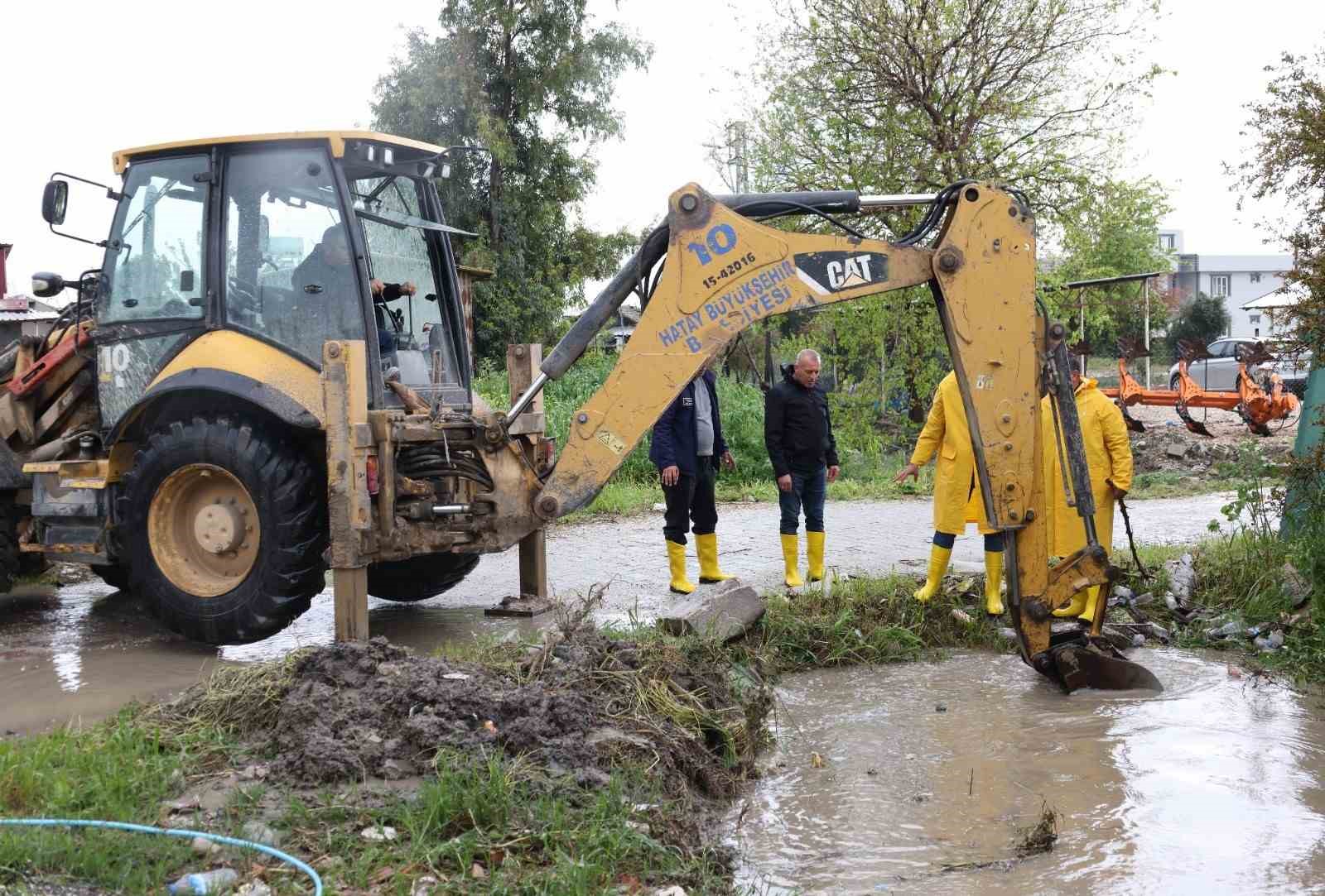 Hatay Büyükşehir Belediyesi ekipleri, 110 noktaya müdahale ederek 32 vatandaşı kurtardı
