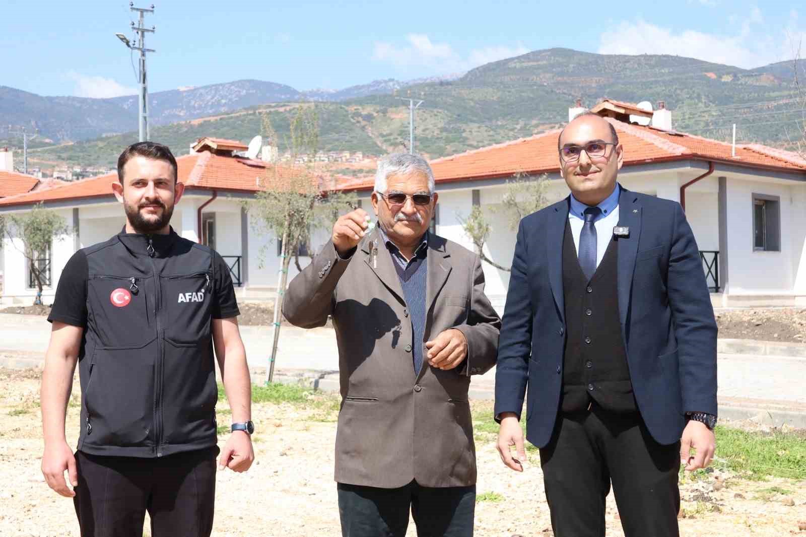 Hatay Büyükşehir Belediyesi, Karamağara’da inşa ettiği köy evlerinin anahtarlarını hak sahiplerine teslim etti
