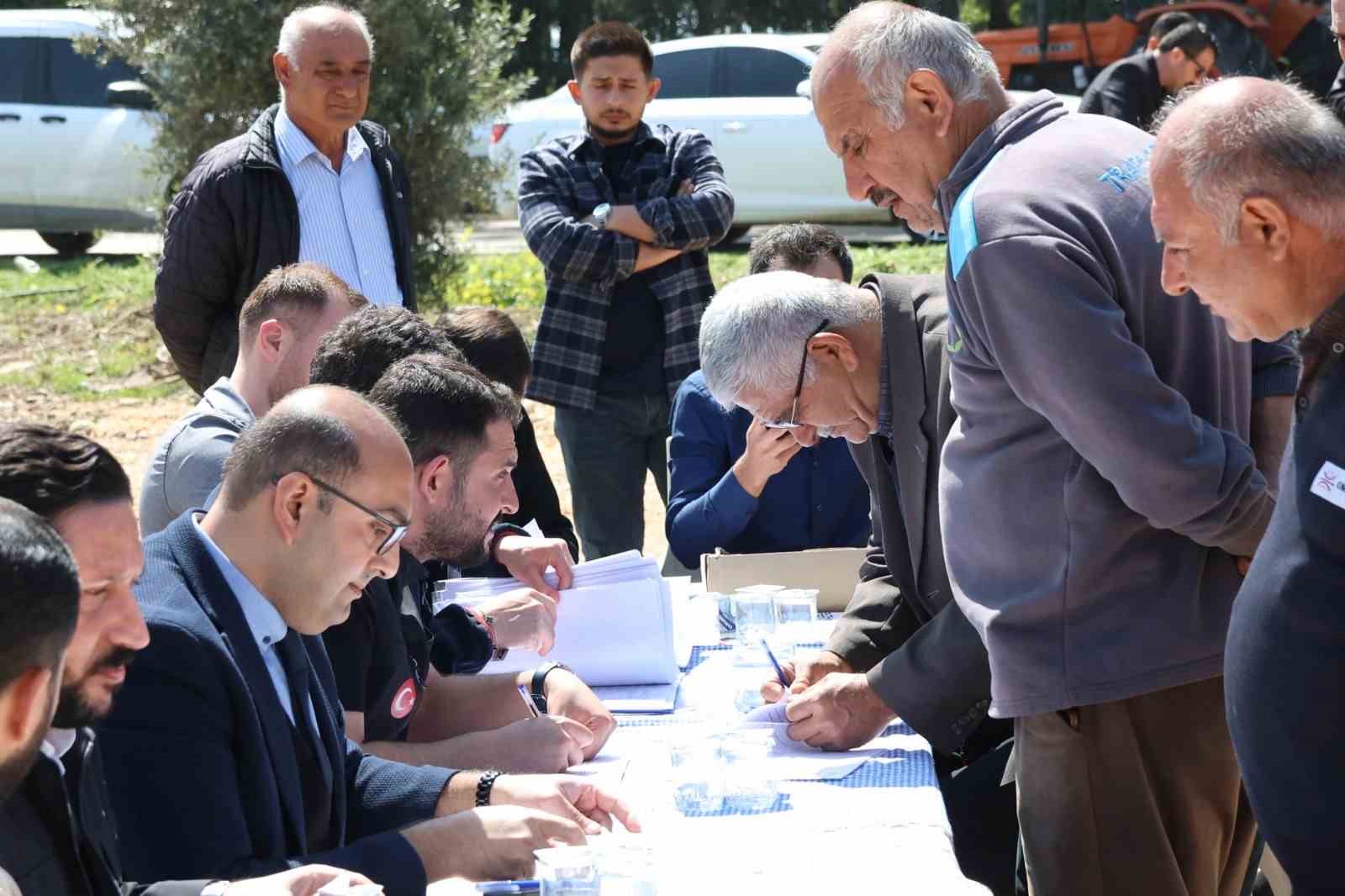 Hatay Büyükşehir Belediyesi, Karamağara’da inşa ettiği köy evlerinin anahtarlarını hak sahiplerine teslim etti
