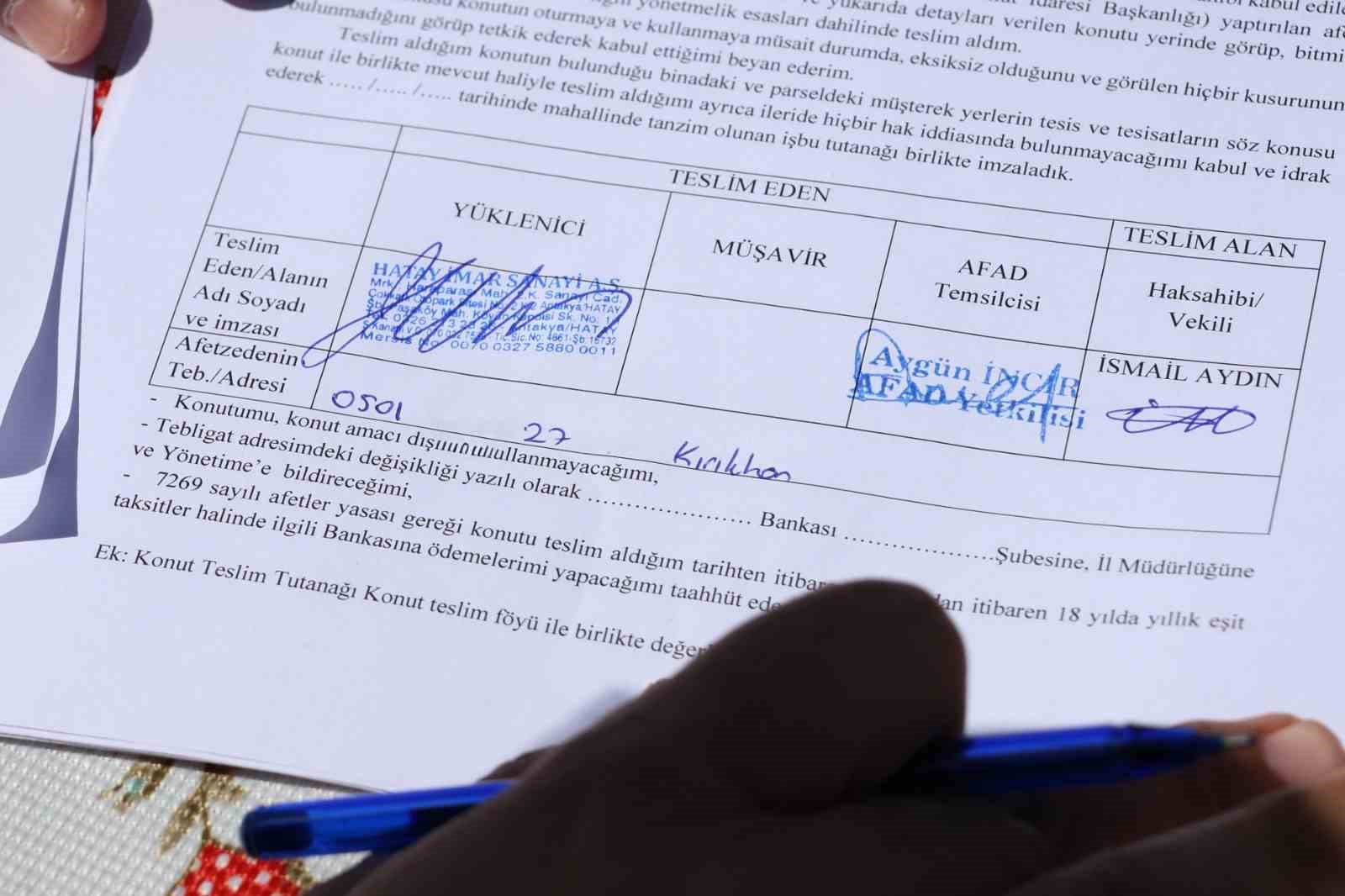 Hatay Büyükşehir Belediyesi, Karamağara’da inşa ettiği köy evlerinin anahtarlarını hak sahiplerine teslim etti
