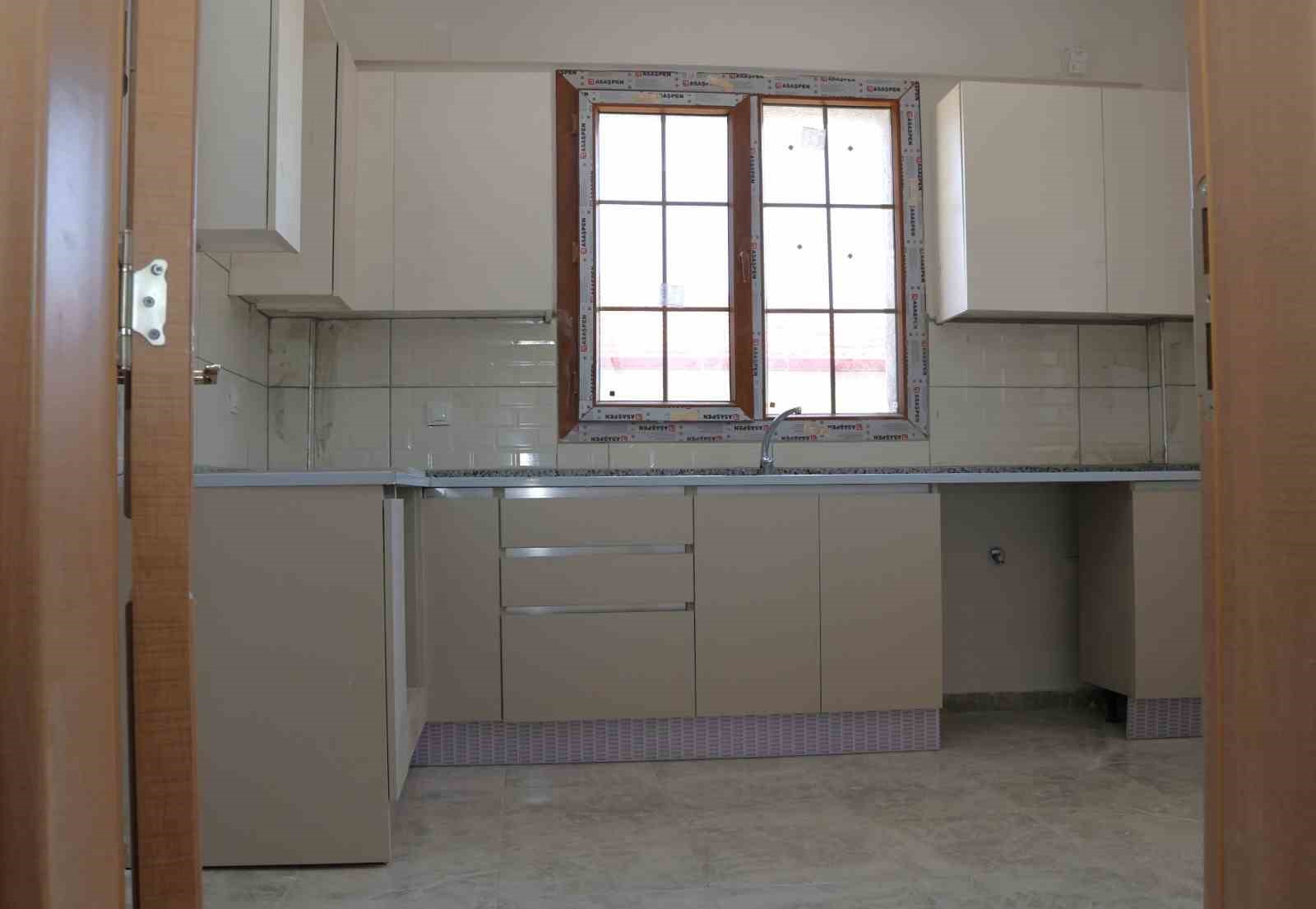 Hatay Büyükşehir Belediyesi, Karamağara’da inşa ettiği köy evlerinin anahtarlarını hak sahiplerine teslim etti
