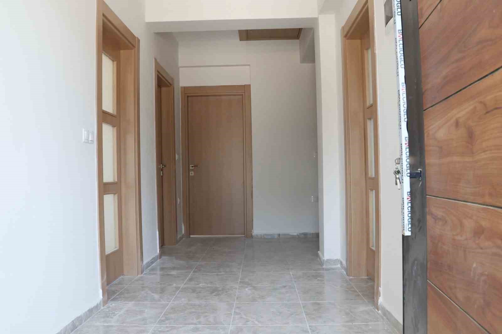 Hatay Büyükşehir Belediyesi, Karamağara’da inşa ettiği köy evlerinin anahtarlarını hak sahiplerine teslim etti
