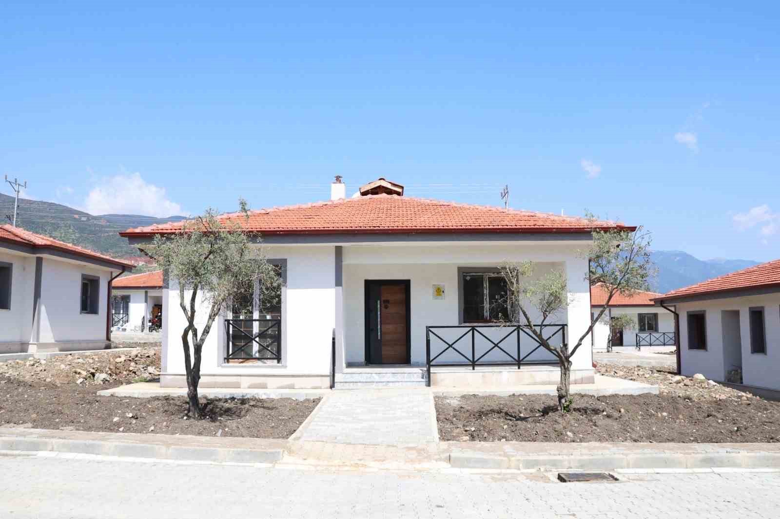 Hatay Büyükşehir Belediyesi, Karamağara’da inşa ettiği köy evlerinin anahtarlarını hak sahiplerine teslim etti
