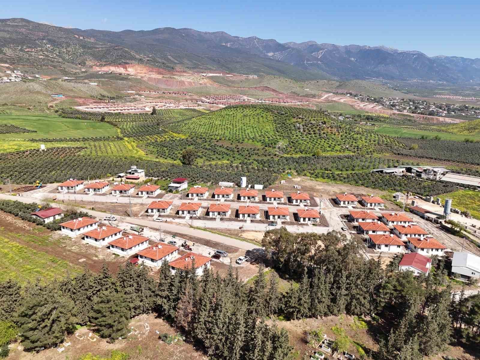 Hatay Büyükşehir Belediyesi, Karamağara’da inşa ettiği köy evlerinin anahtarlarını hak sahiplerine teslim etti
